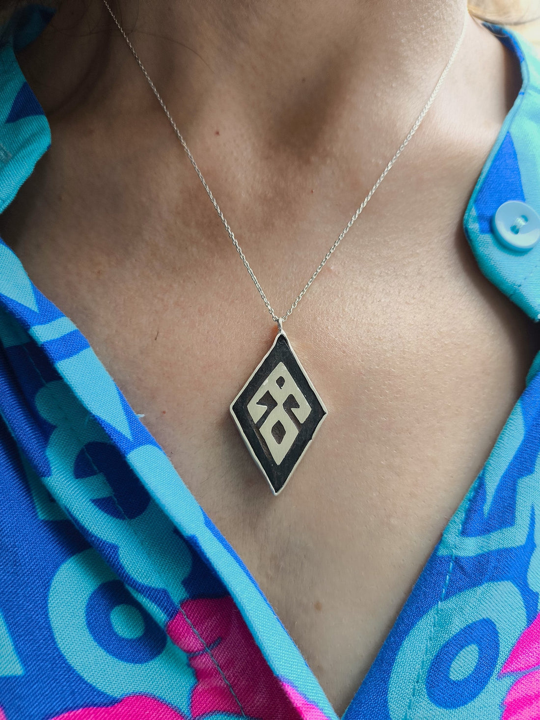 “Eli belinde motifli gümüş kolye – Anadolu sembollerinden ilham alınmış özel tasarım”