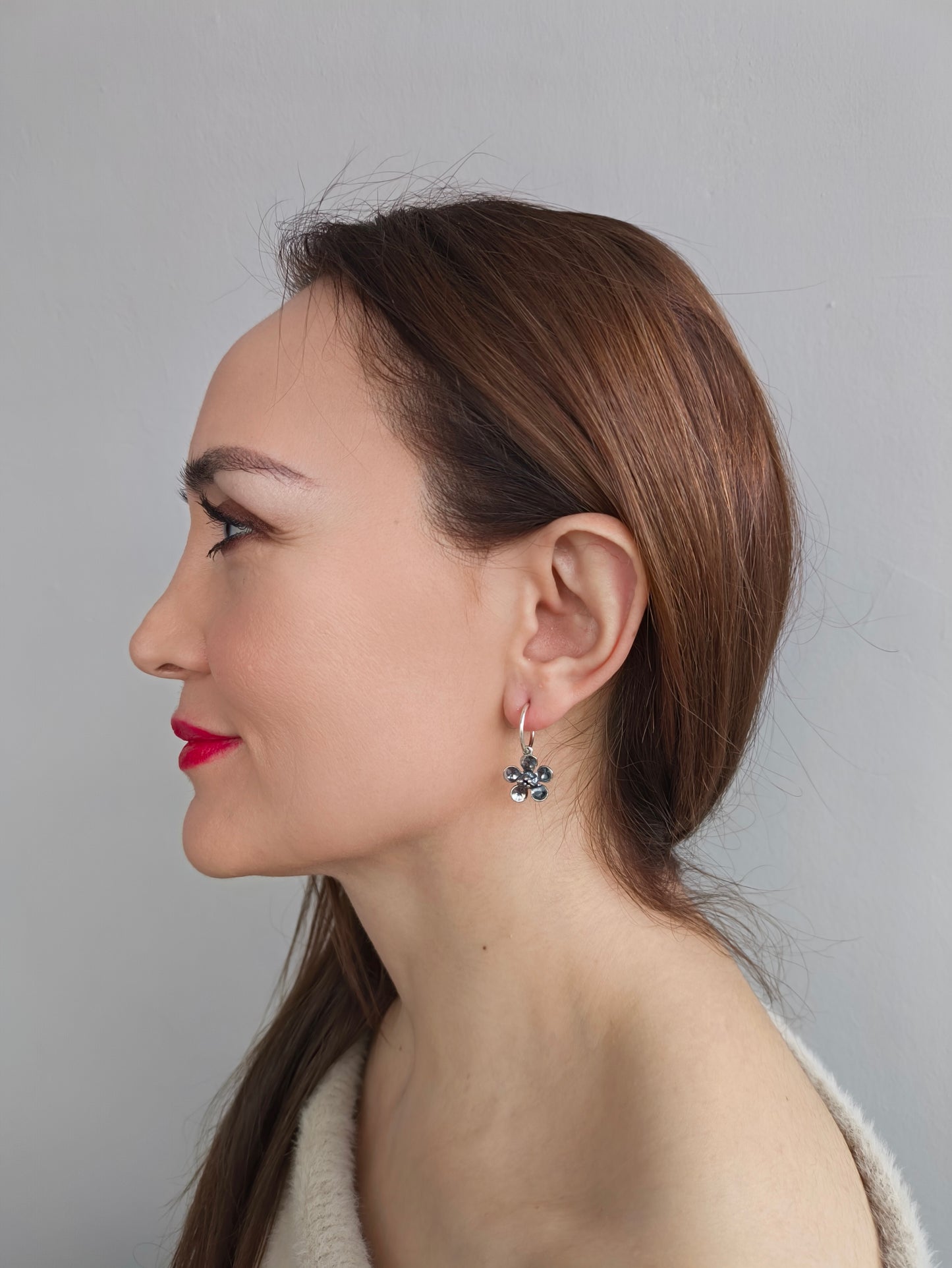 elma çiçeği küpe – zarif el yapımı 925 ayar gümüş doğa temalı kadın küpesi