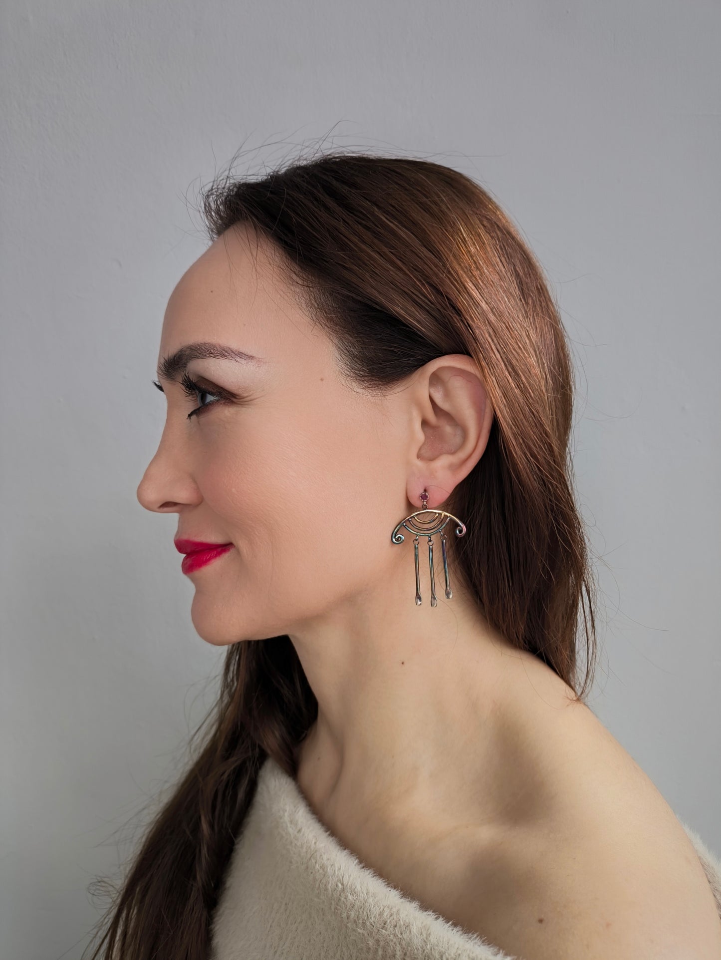 gökkuşağı otantik küpe – yakut taşlı gümüş tasarım – koç boynuzu ve bolluk sembollü takı