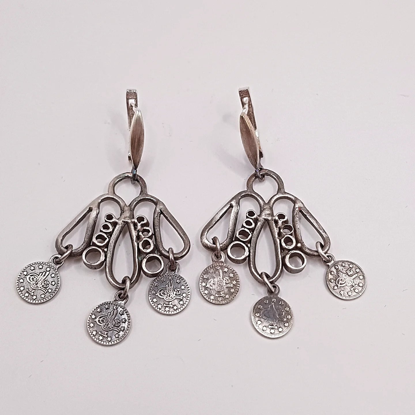 el yapımı gümüş küpe takımı - arı formunda özgürlük temalı takı