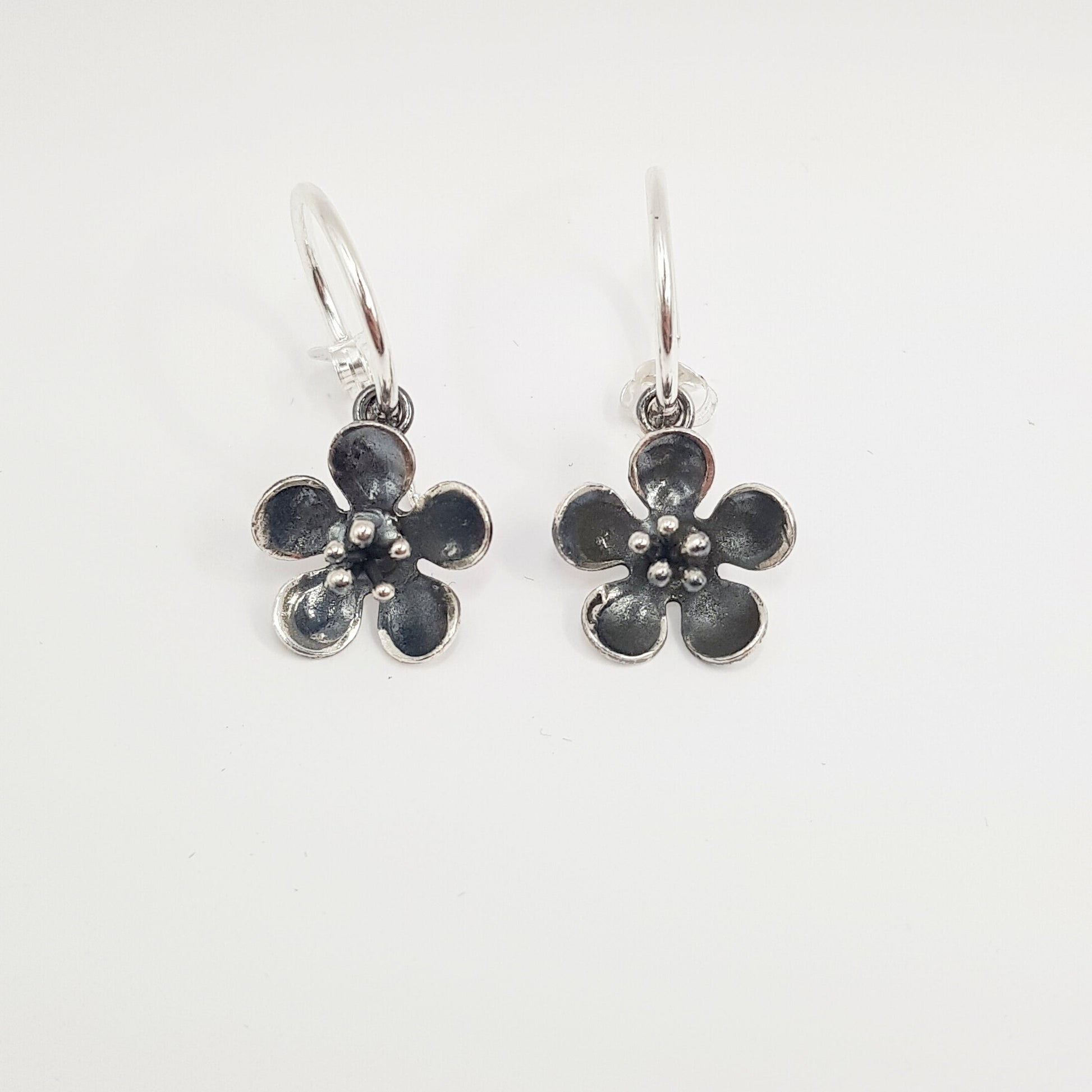 elma çiçeği küpe – zarif el yapımı 925 ayar gümüş doğa temalı kadın küpesi