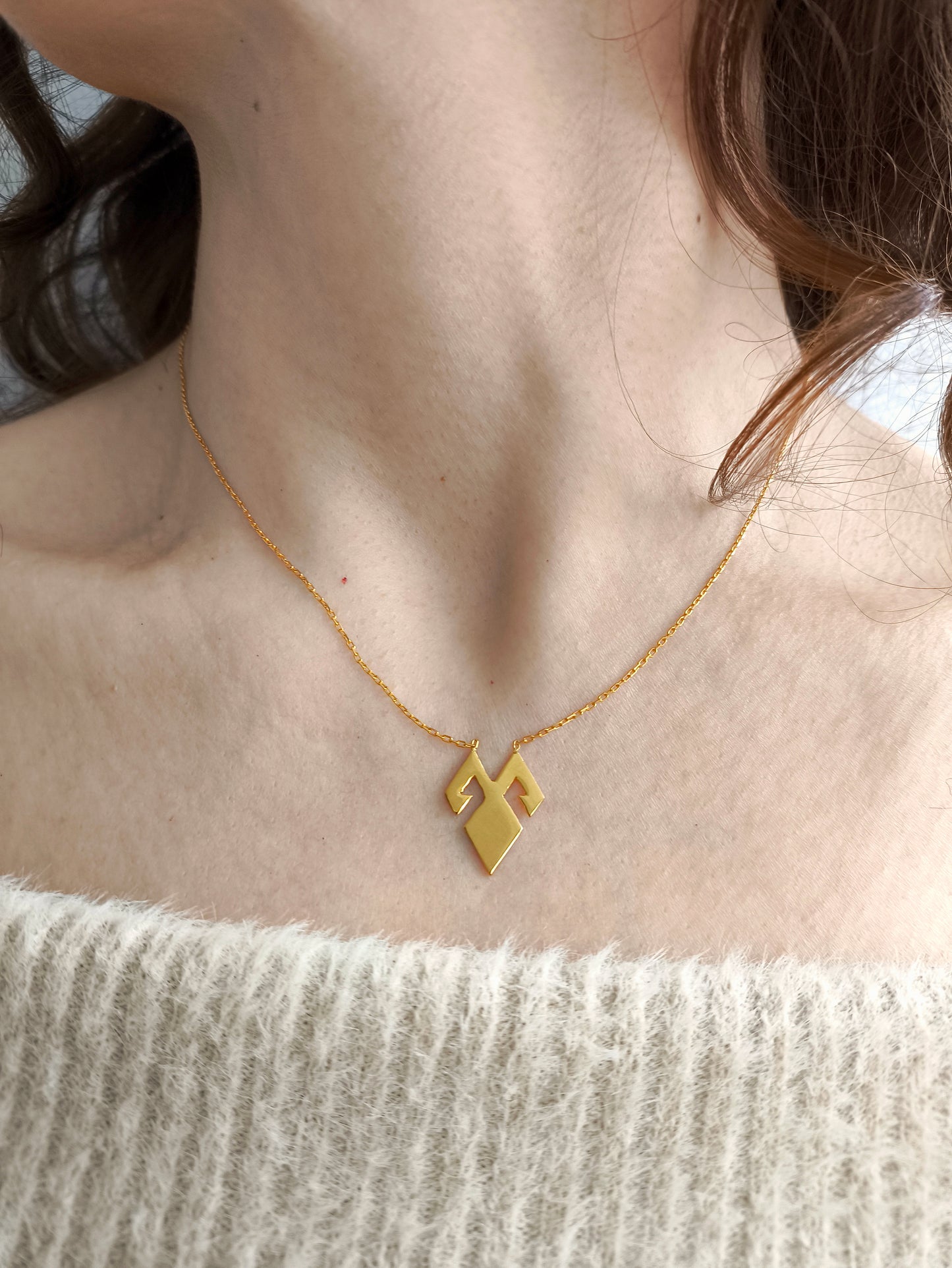 eli belinde kolye – dişil enerji ve bereket simgesi altın kaplama