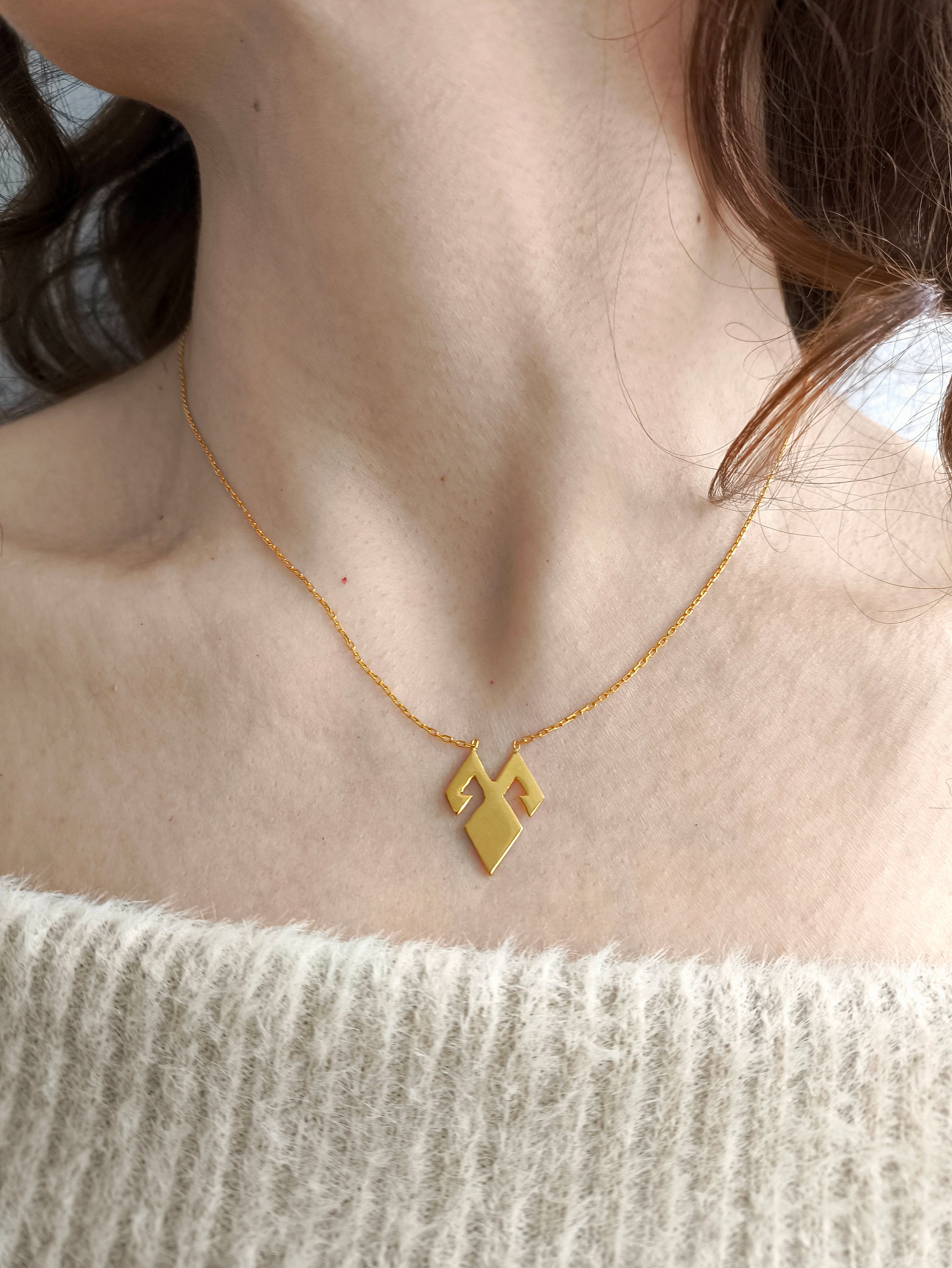 eli belinde kolye – dişil enerji ve bereket simgesi altın kaplama