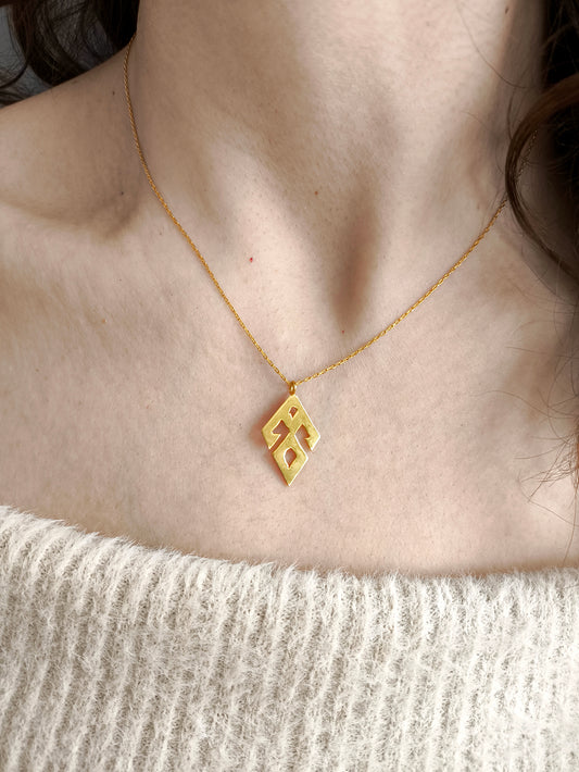 eli belinde kolye desen 2 – kadınlık sembolü, altın kaplama anlamlı takı