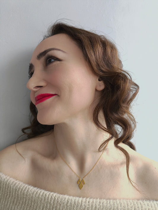 eli belinde kolye – dişil enerji ve bereket simgesi altın kaplama