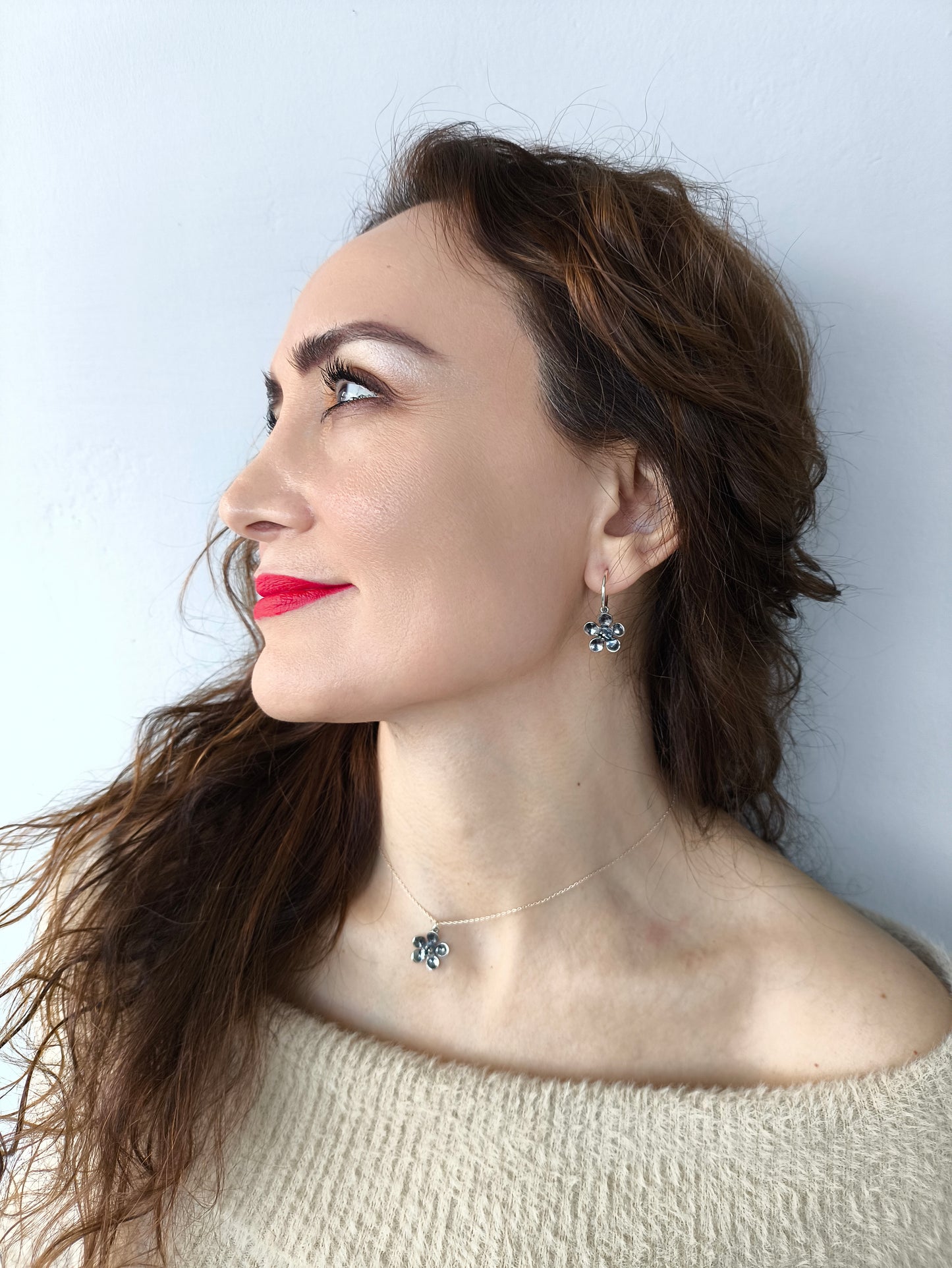 elma çiçeği kolye – doğadan ilham alan 22 ayar altın kaplama ve gümüş tasarım