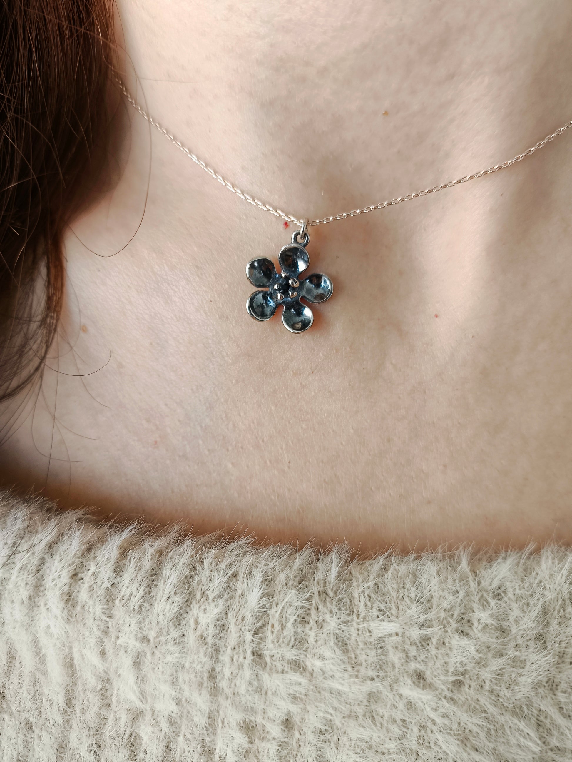 elma çiçeği kolye – doğadan ilham alan 22 ayar altın kaplama ve gümüş tasarım