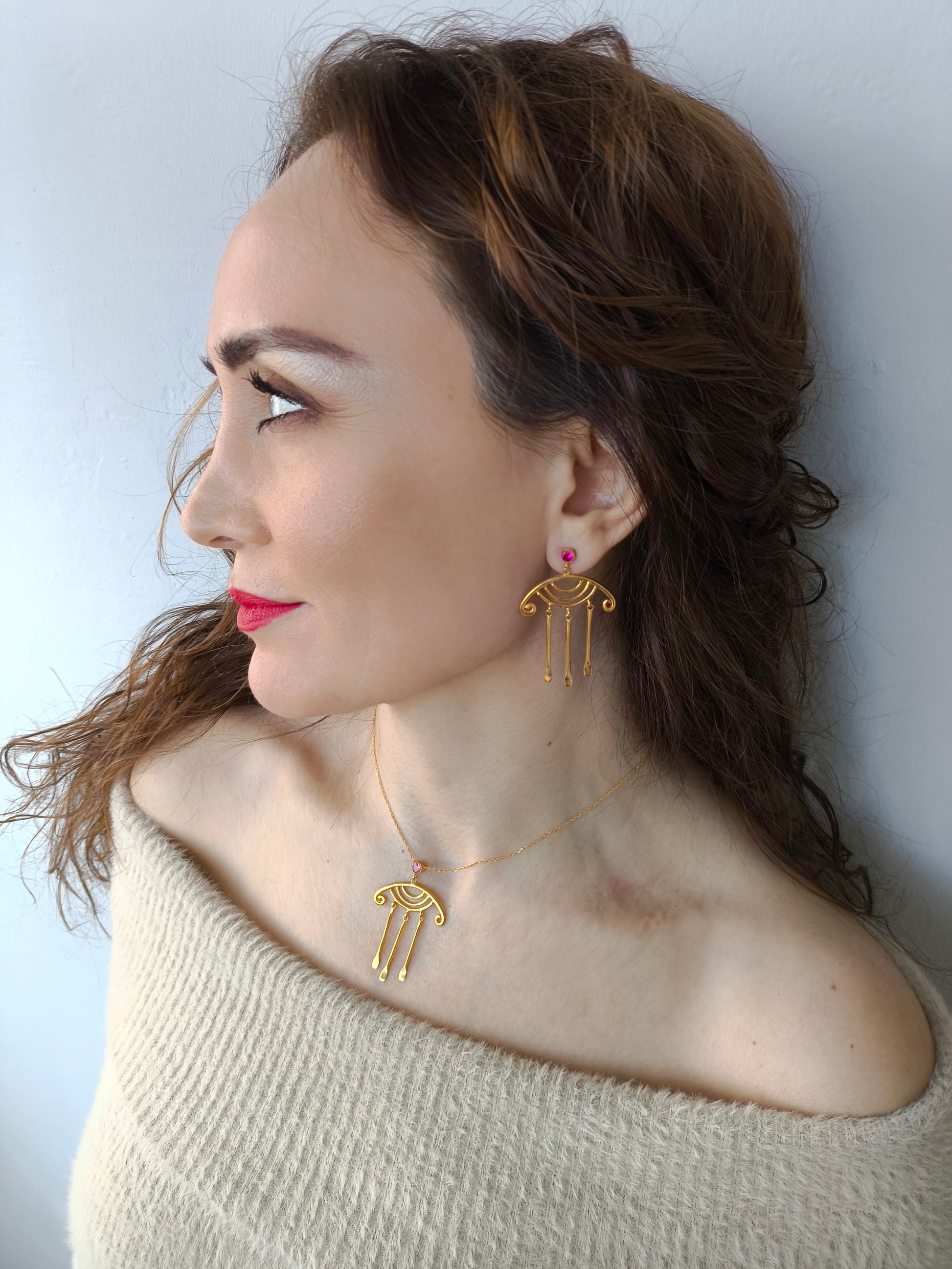 otantik kadın kolye – koçboynuzu motifli doğal taşlı gümüş/altın takı – bolluk sembollü tasarım