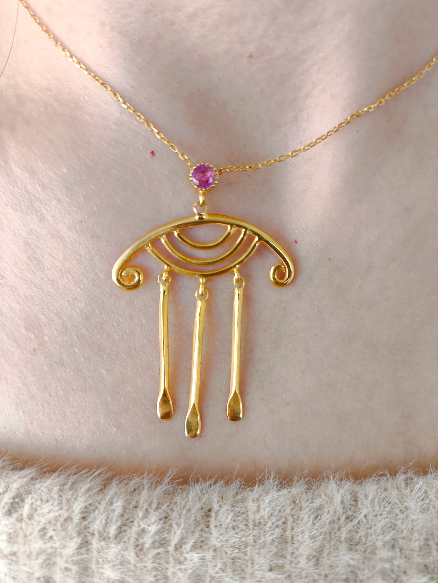 otantik kadın kolye – koçboynuzu motifli doğal taşlı gümüş/altın takı – bolluk sembollü tasarım