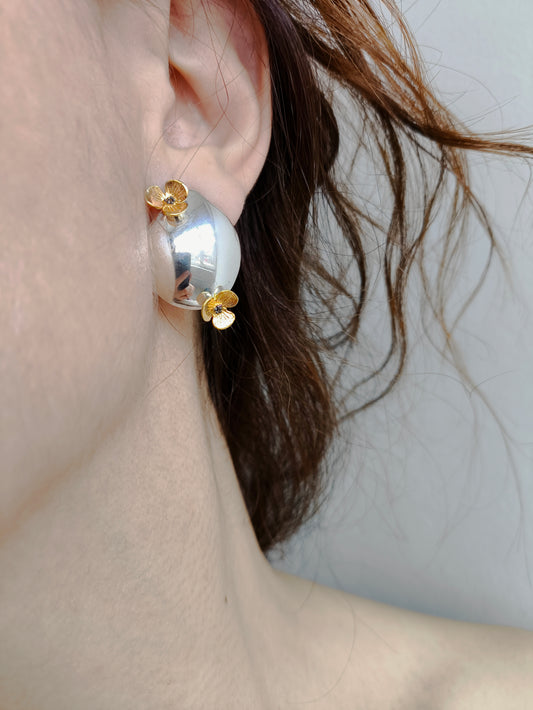 Damlada Bir Çiçek Küpe Takımı