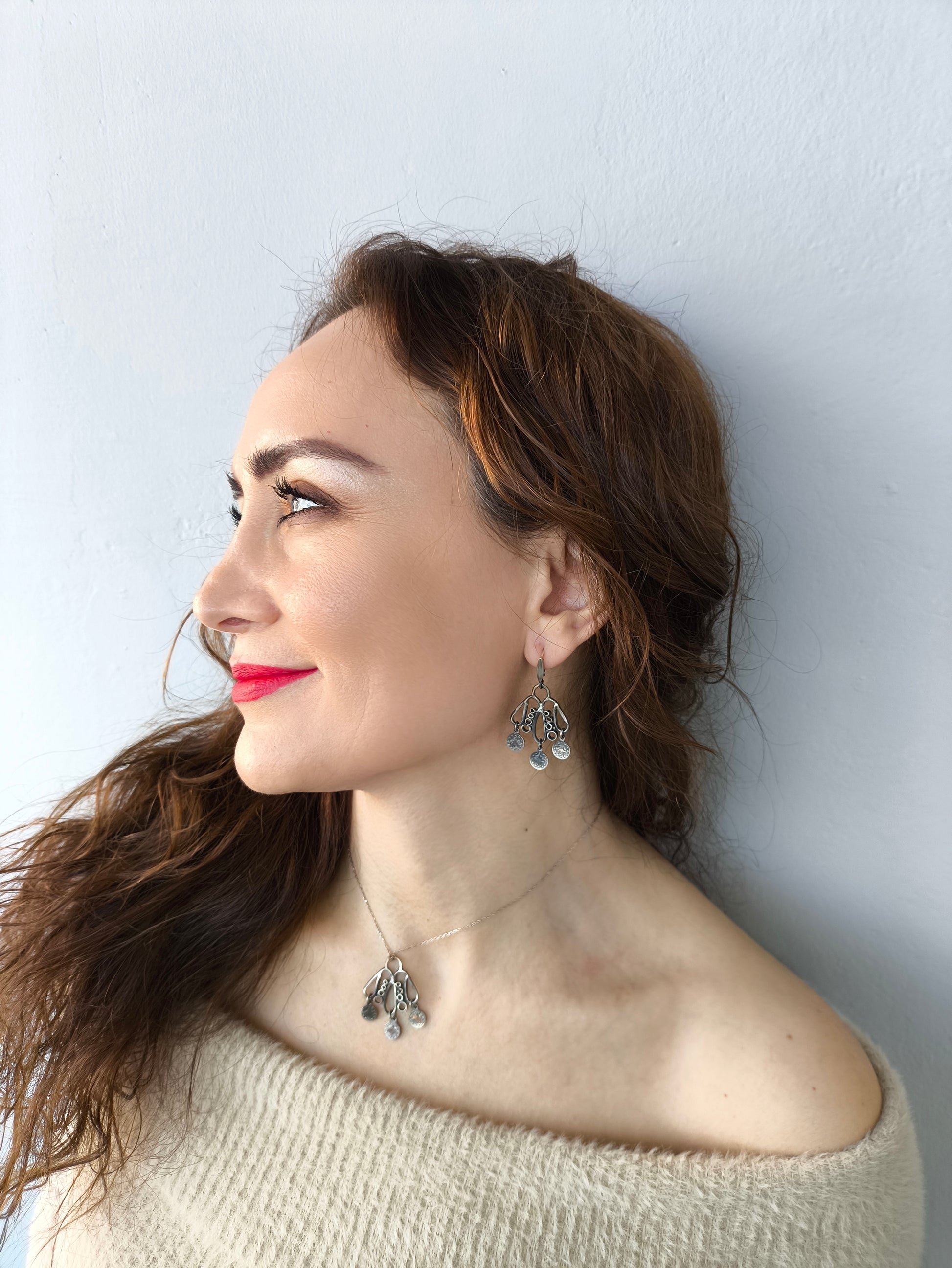 El yapımı gümüş kolye - arı formunda özgürlük temalı takı