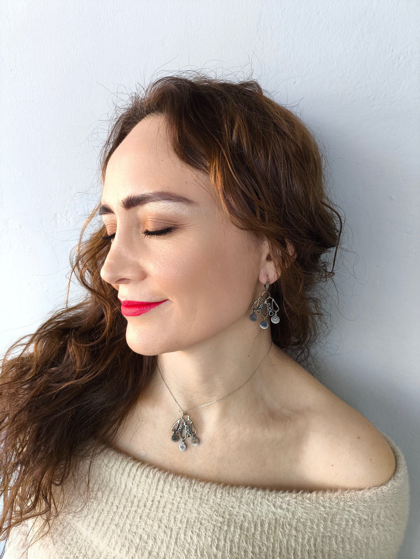 El yapımı gümüş kolye - arı formunda özgürlük temalı takı