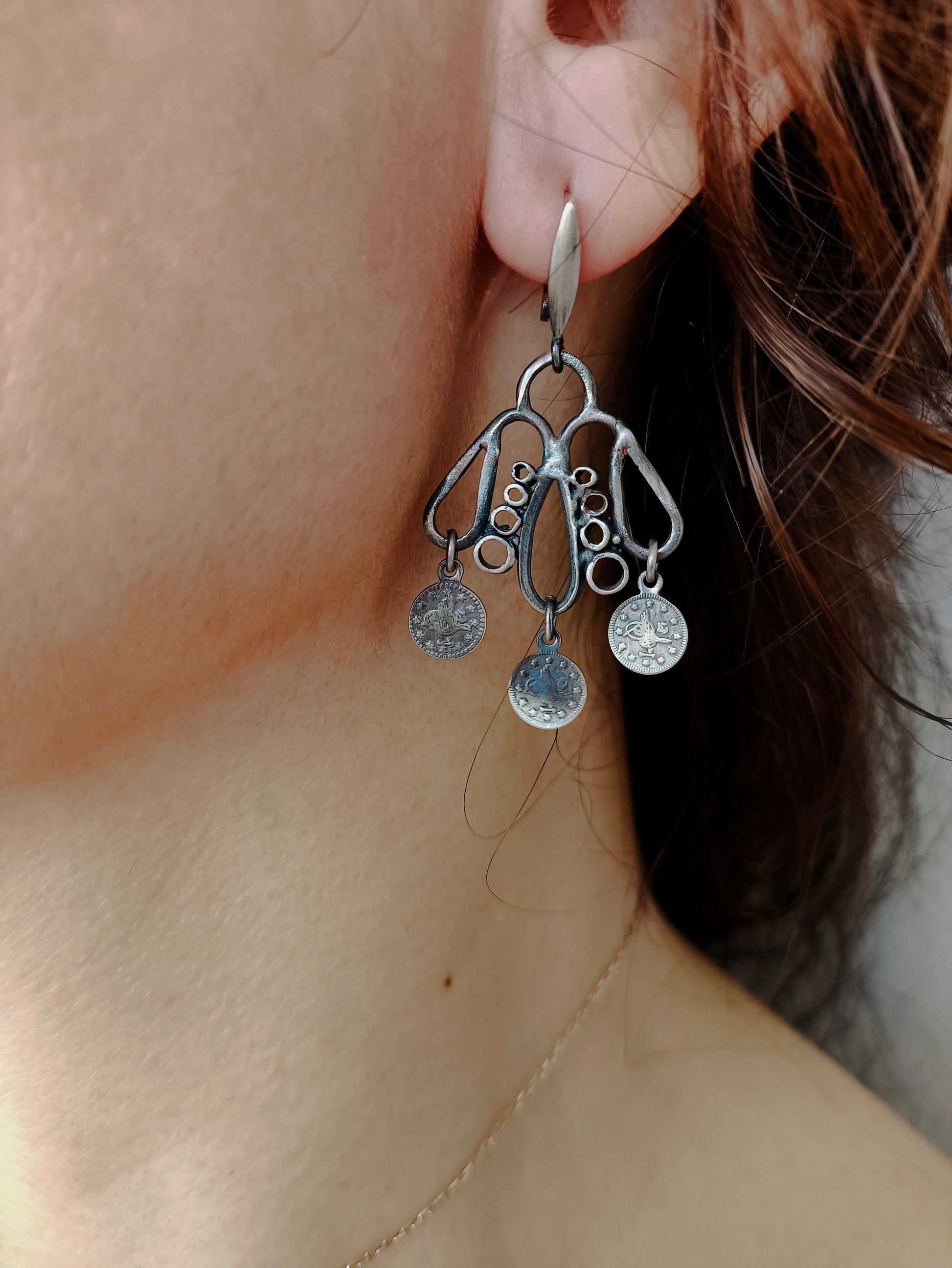 el yapımı gümüş küpe takımı - arı formunda özgürlük temalı takı