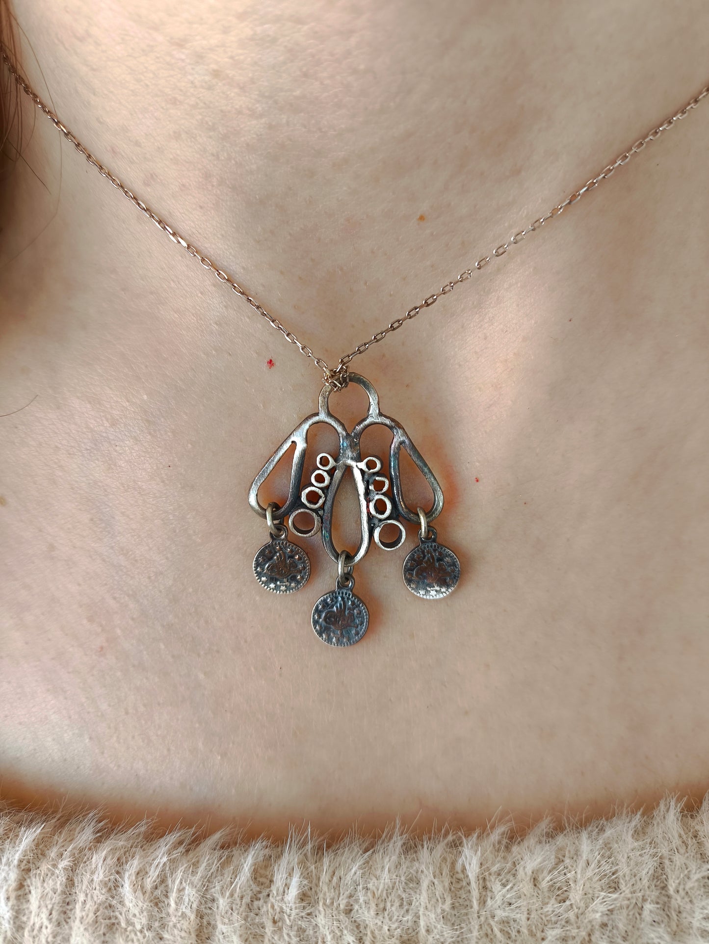 El yapımı gümüş kolye - arı formunda özgürlük temalı takı