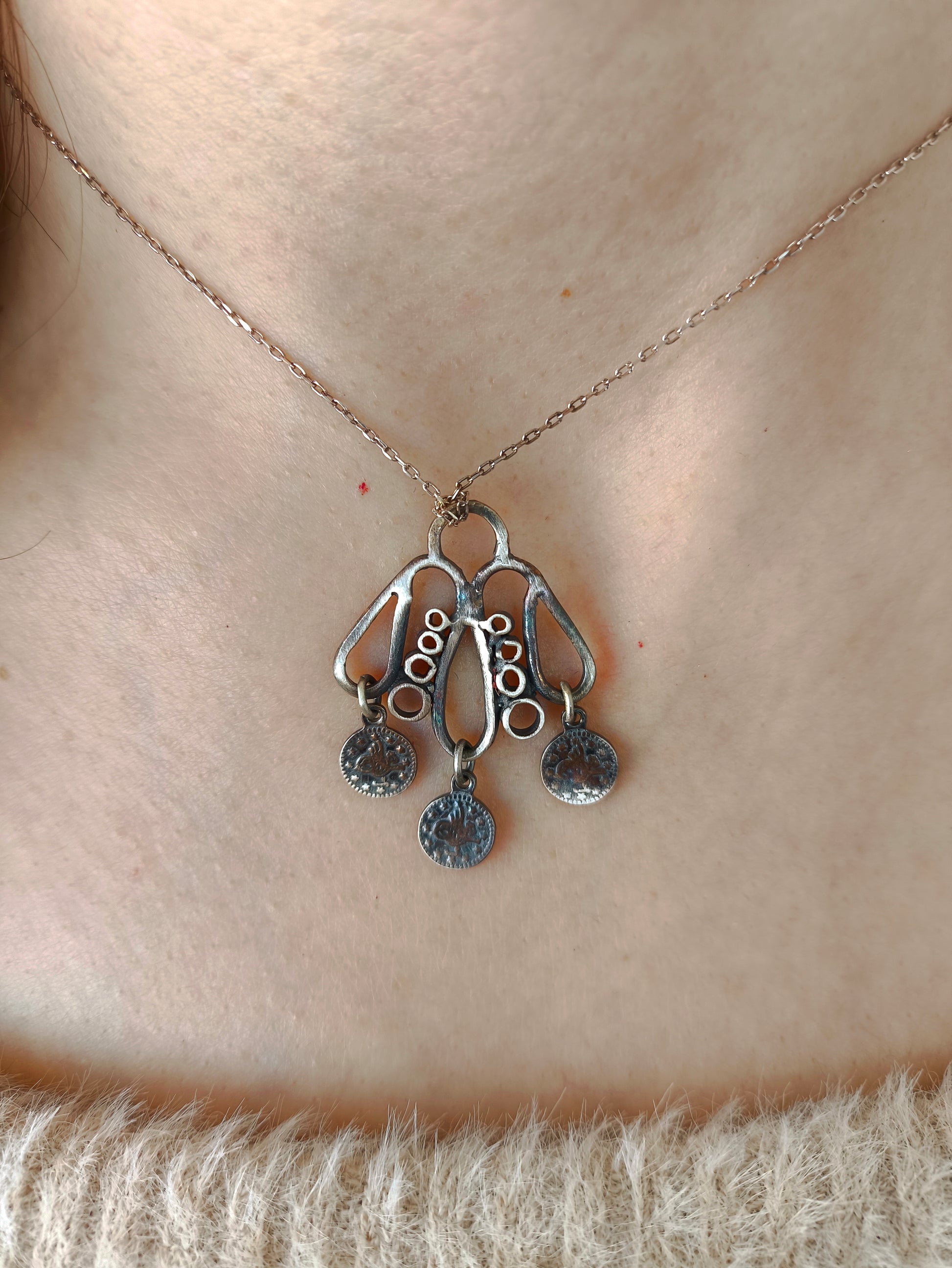 El yapımı gümüş kolye - arı formunda özgürlük temalı takı