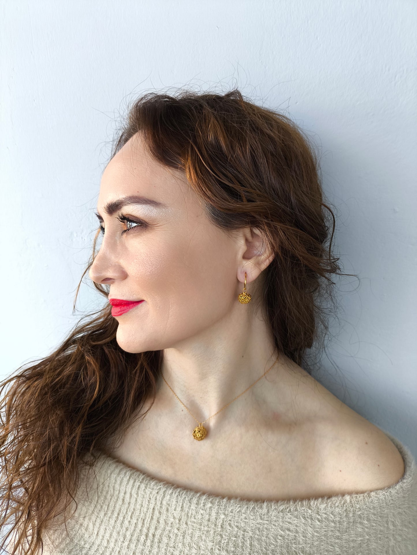 su damlası kolye – altın kaplama bronzdan arınma temalı minimal tasarım