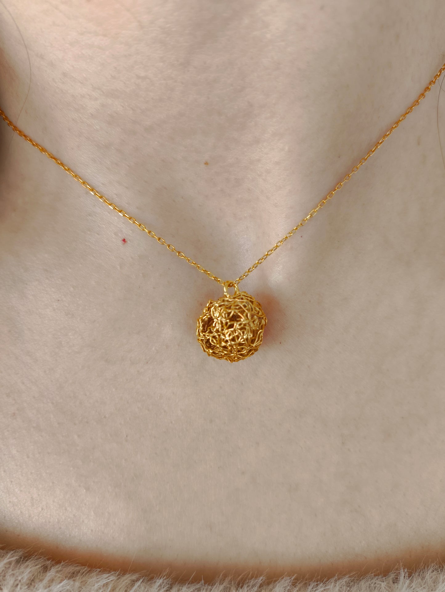 su damlası kolye – altın kaplama bronzdan arınma temalı minimal tasarım