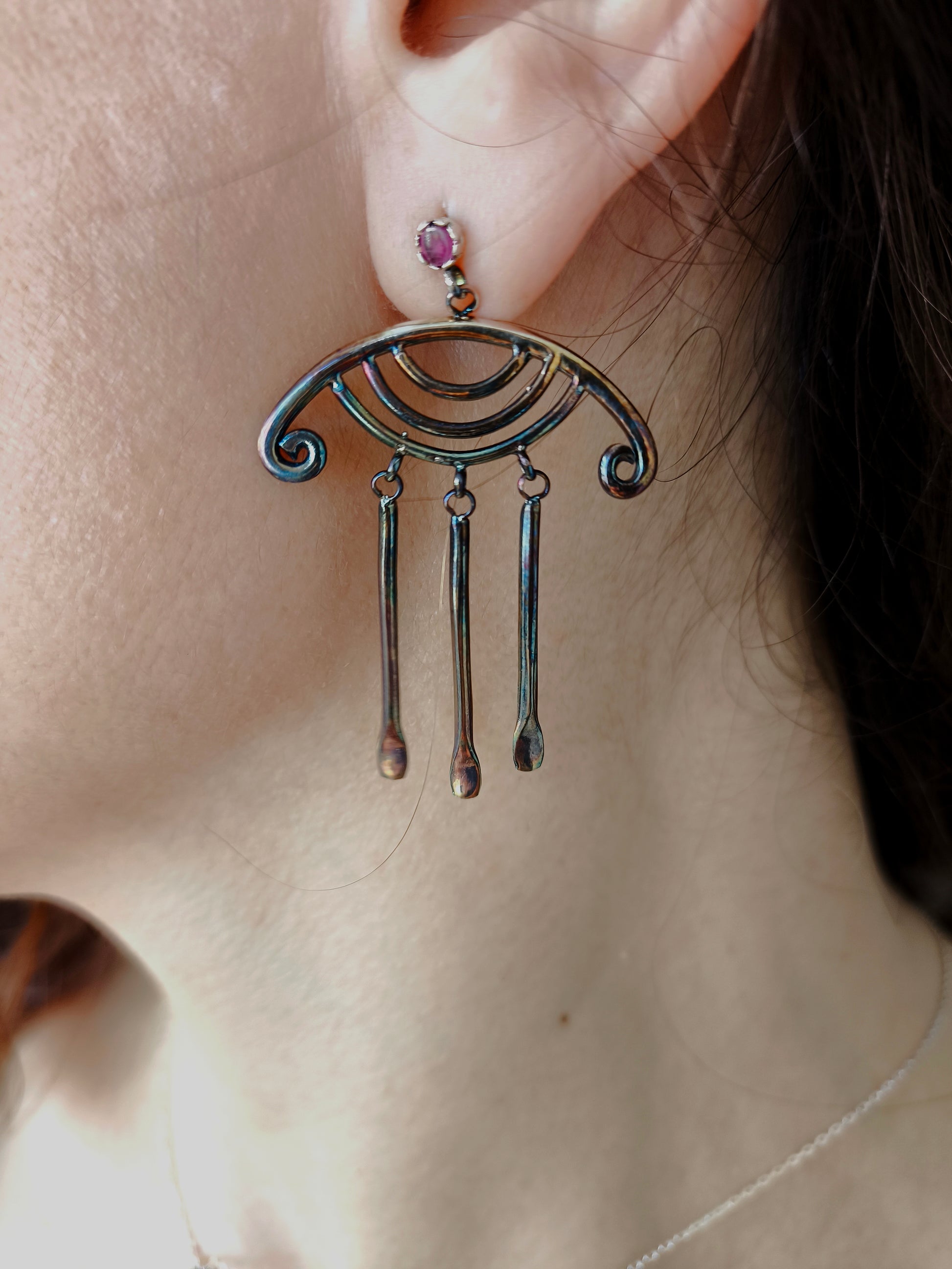 gökkuşağı otantik küpe – yakut taşlı gümüş tasarım – koç boynuzu ve bolluk sembollü takı