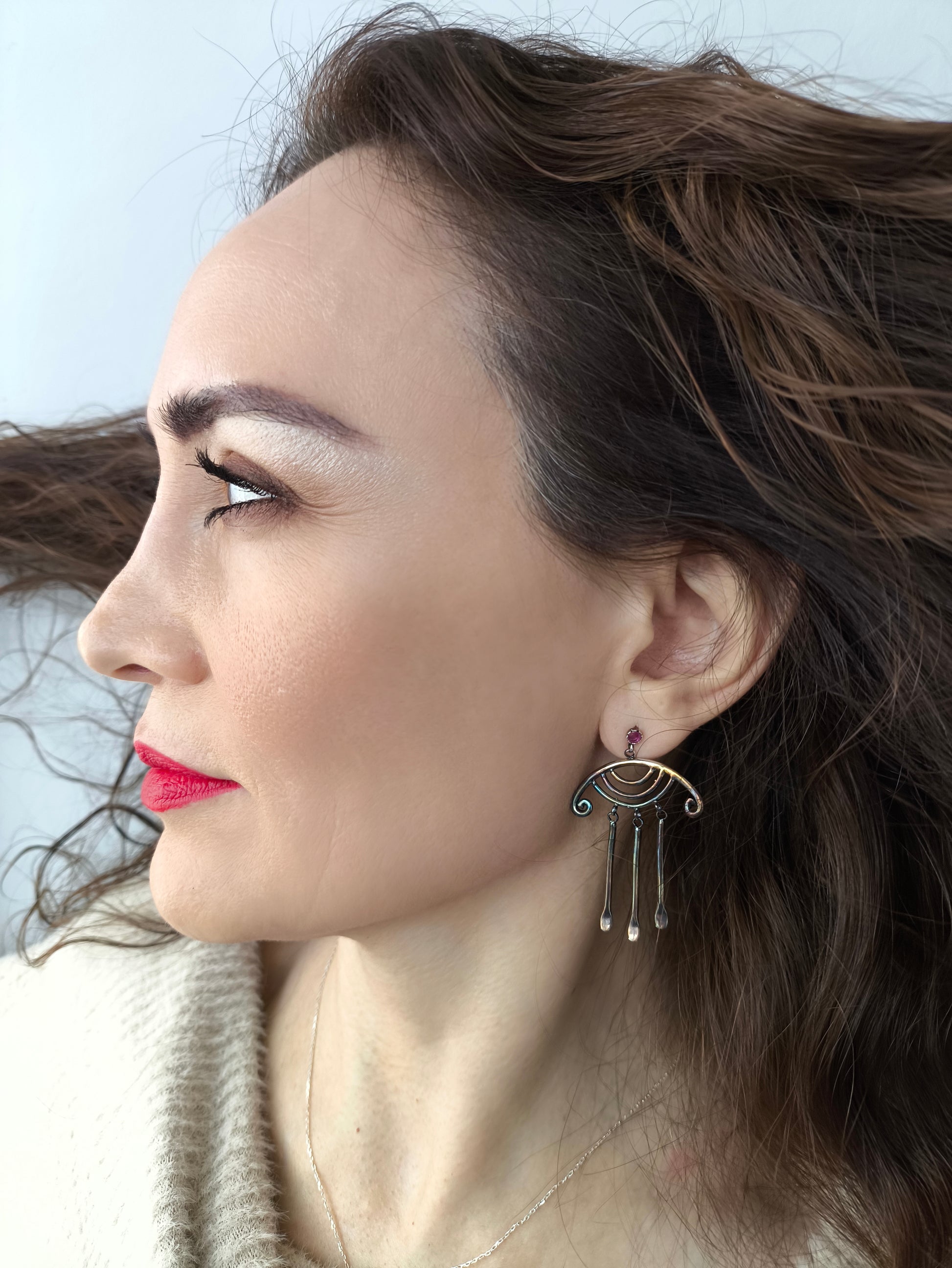 gökkuşağı otantik küpe – yakut taşlı gümüş tasarım – koç boynuzu ve bolluk sembollü takı