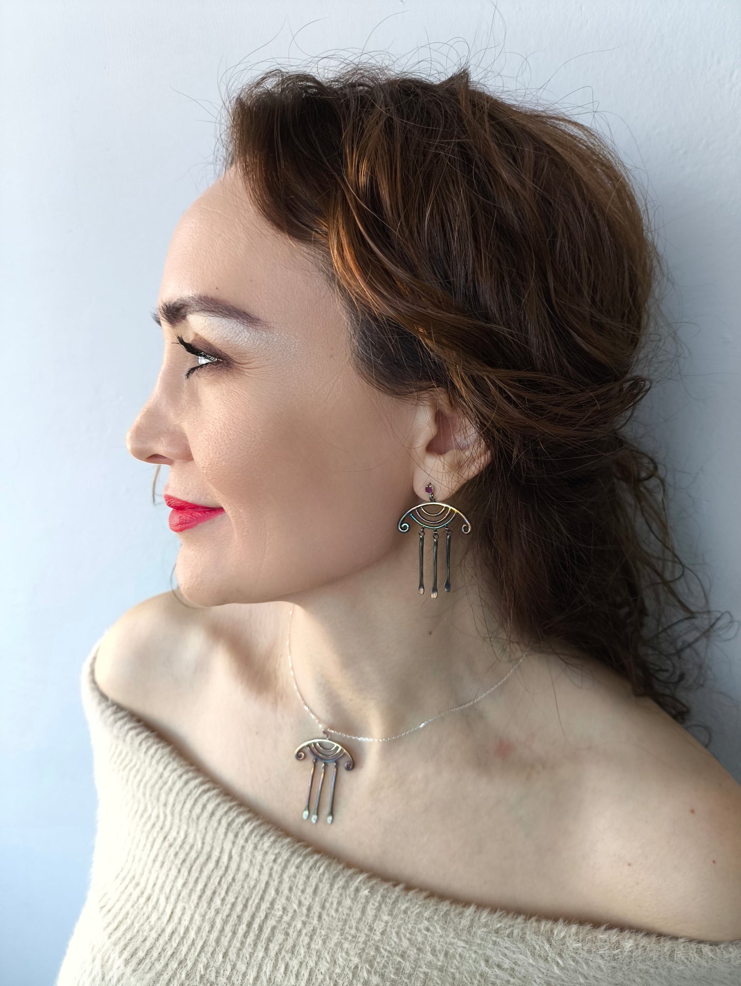 otantik kadın kolye – koçboynuzu motifli doğal taşlı gümüş/altın takı – bolluk sembollü tasarım