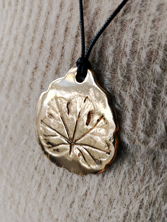 sardunya desenli kolye – doğal yaprak baskılı bronz tasarım