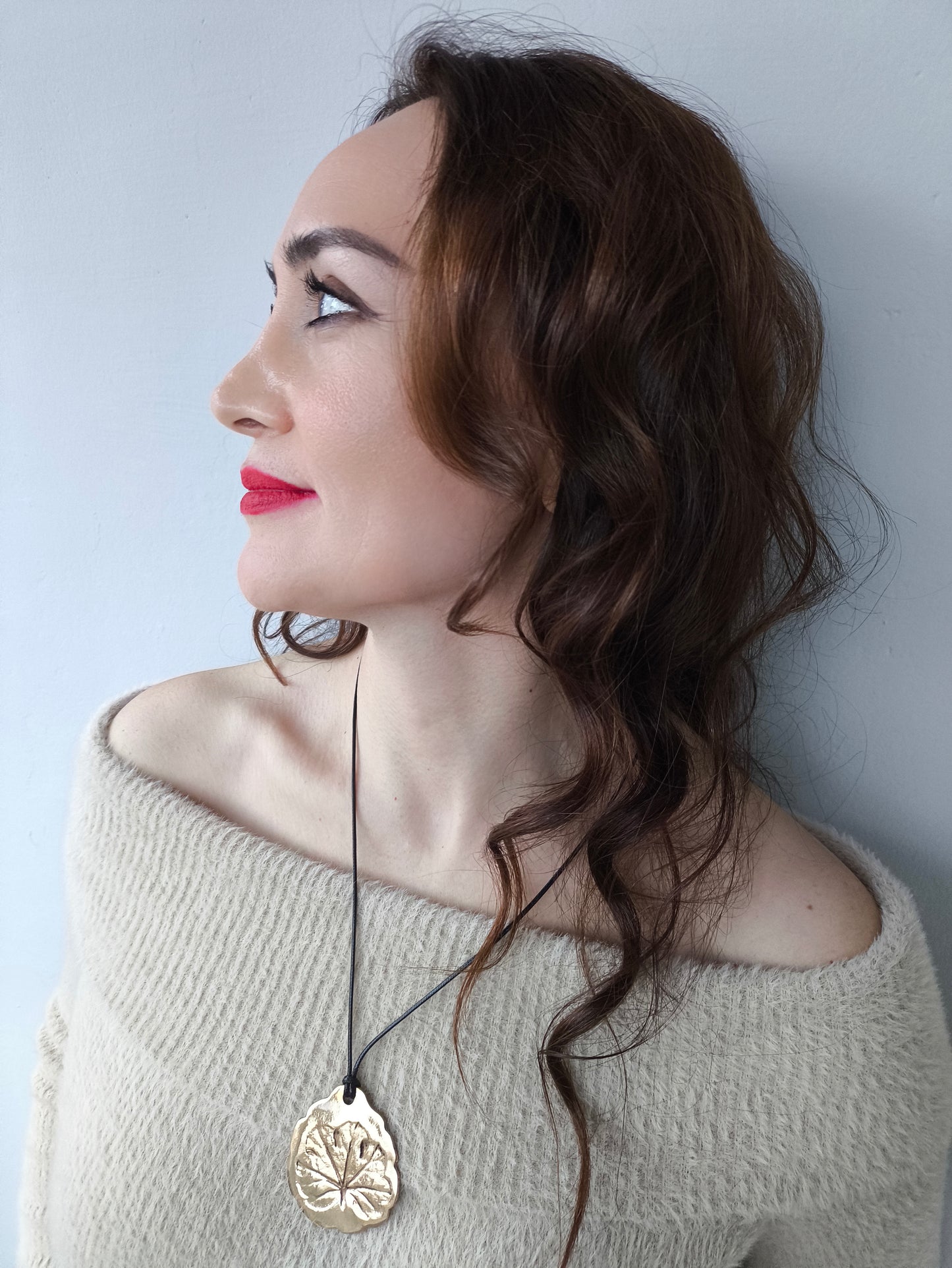 sardunya desenli kolye – doğal yaprak baskılı bronz tasarım