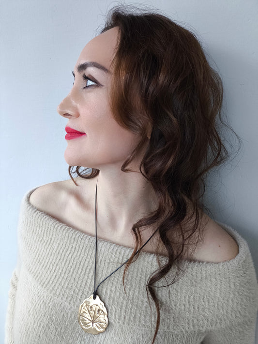 sardunya desenli kolye – doğal yaprak baskılı bronz tasarım
