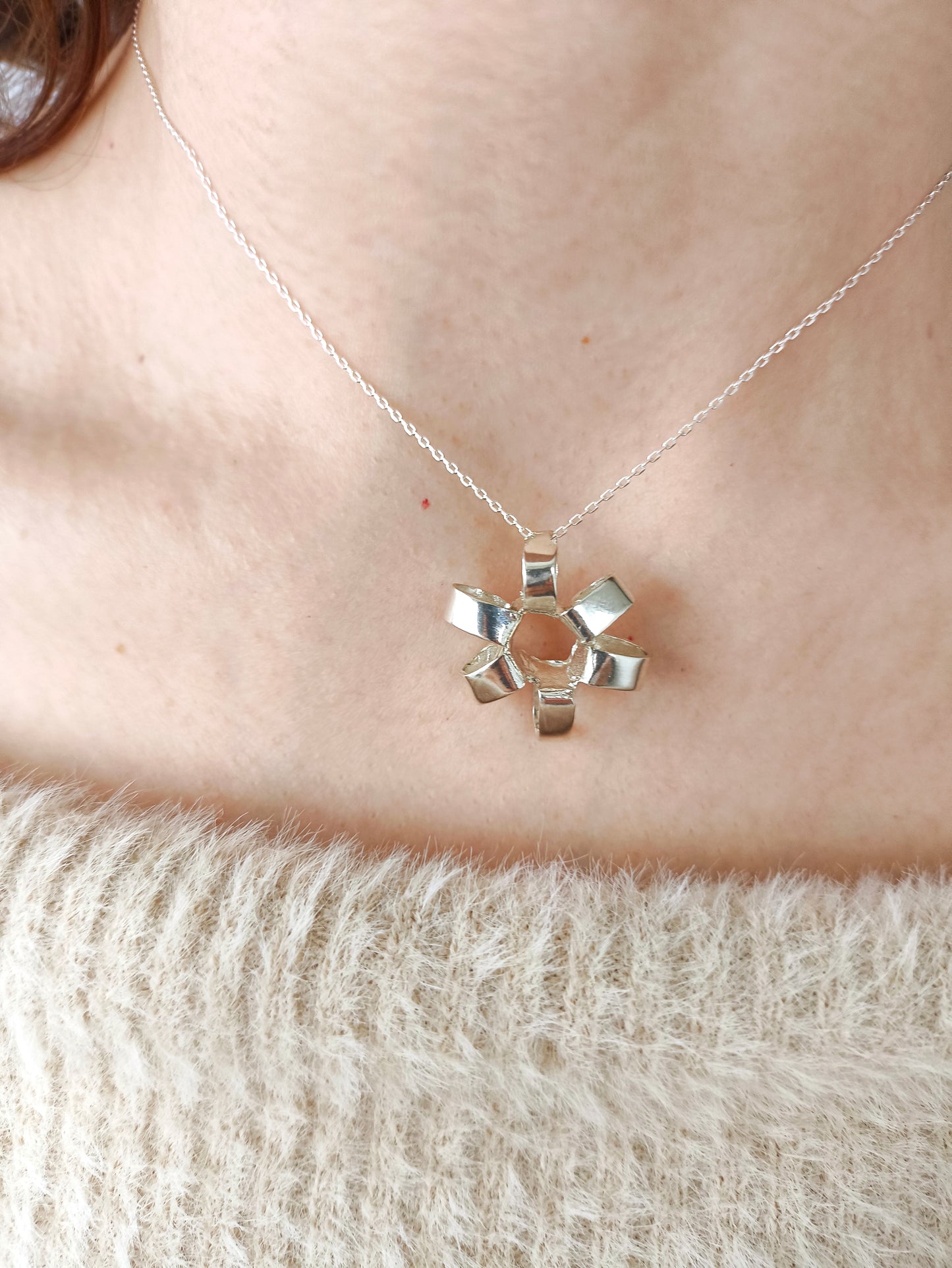 6 döngü içinde kolye – yaşam evrelerini simgeleyen 925 ayar gümüş farkındalık takısı