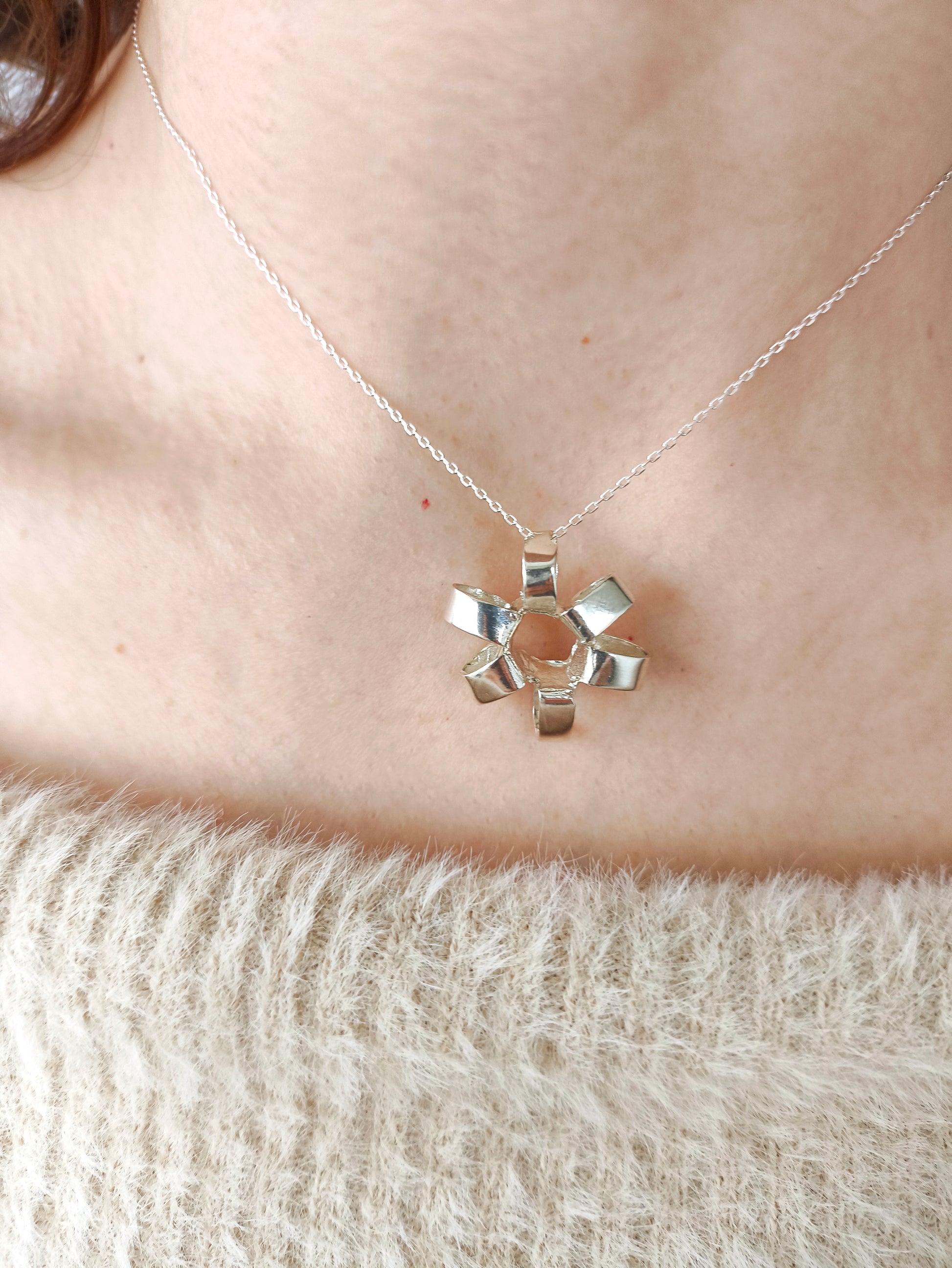 6 döngü içinde kolye – yaşam evrelerini simgeleyen 925 ayar gümüş farkındalık takısı