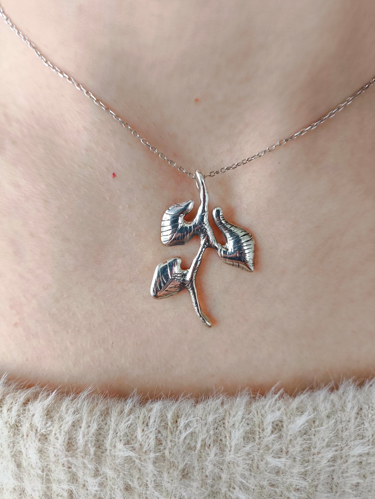 sarmaşık kolye – çoban değneği formunda doğadan ilham alan 925 ayar gümüş tasarım