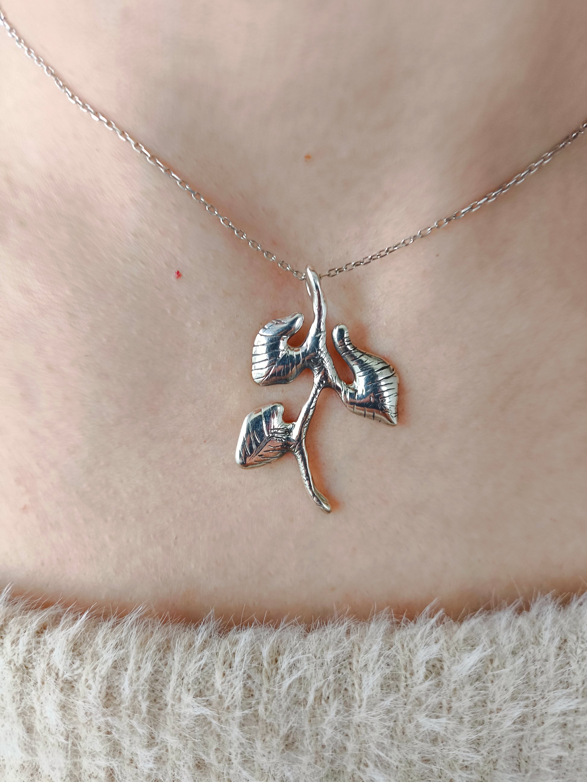 sarmaşık kolye – çoban değneği formunda doğadan ilham alan 925 ayar gümüş tasarım