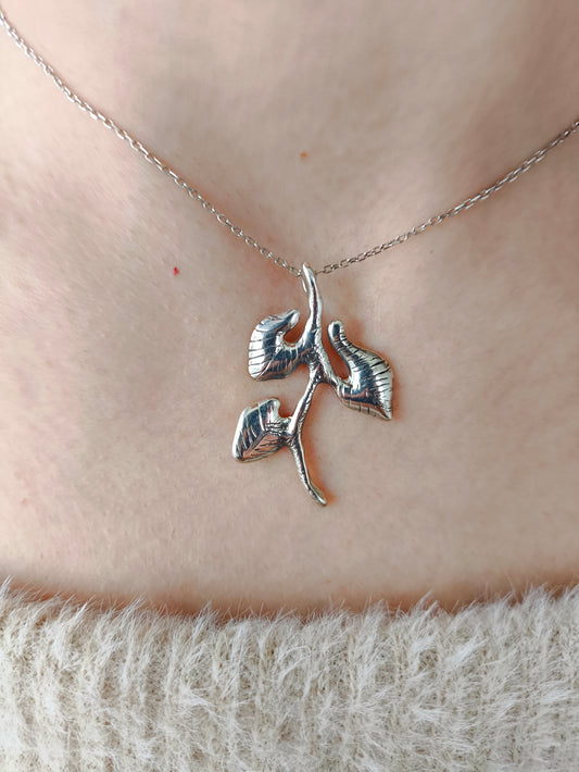 sarmaşık kolye – çoban değneği formunda doğadan ilham alan 925 ayar gümüş tasarım