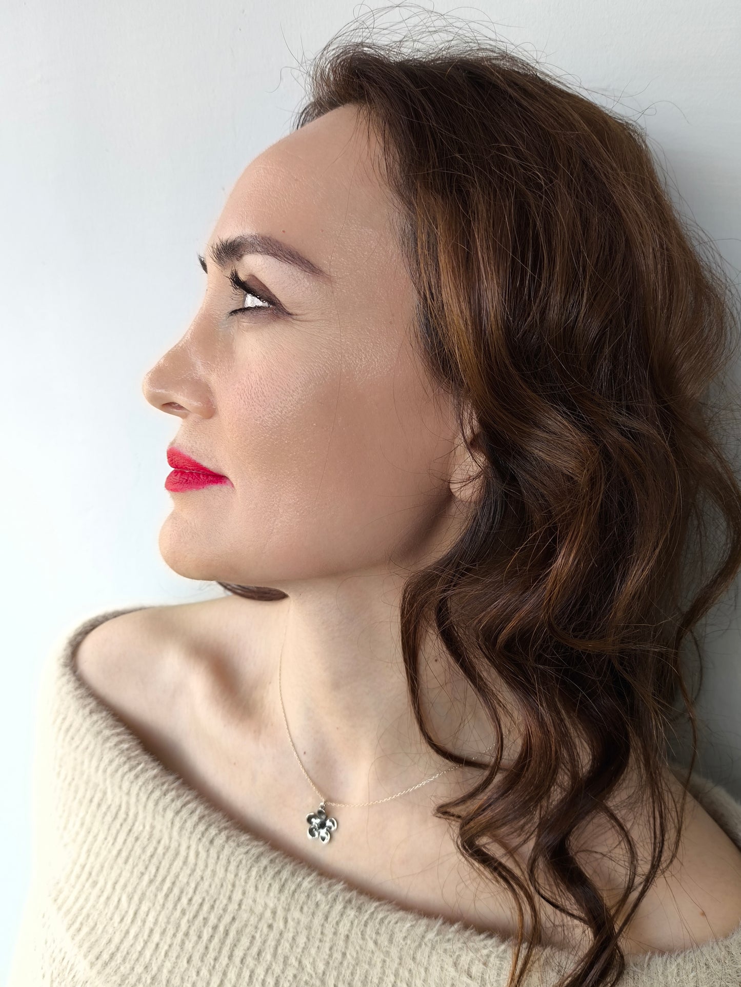 elma çiçeği kolye – doğadan ilham alan 22 ayar altın kaplama ve gümüş tasarım