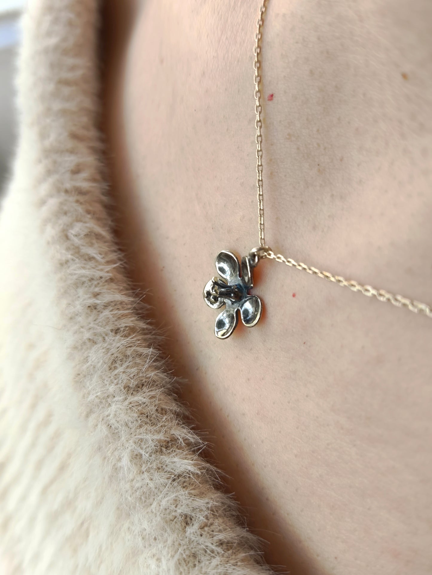 elma çiçeği kolye – doğadan ilham alan 22 ayar altın kaplama ve gümüş tasarım