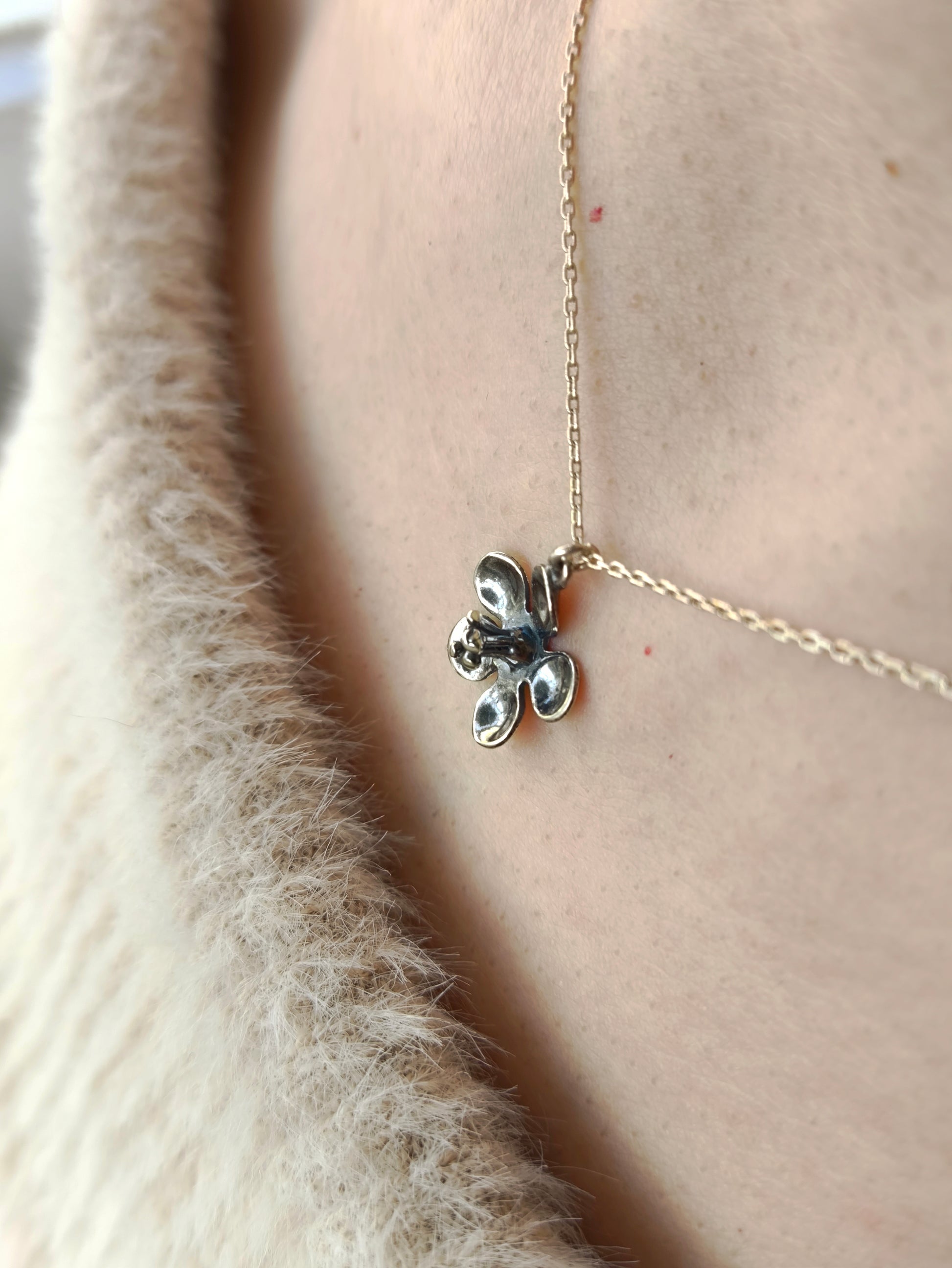 elma çiçeği kolye – doğadan ilham alan 22 ayar altın kaplama ve gümüş tasarım