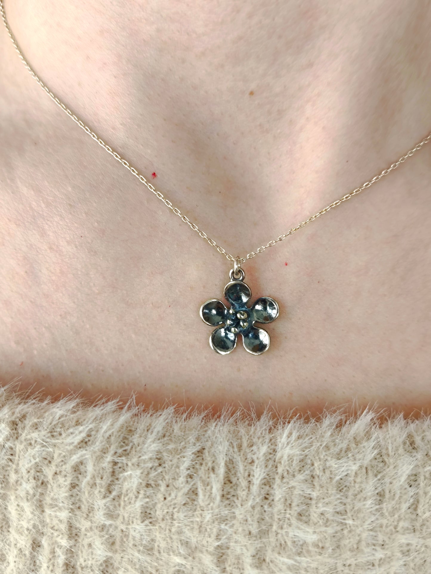 elma çiçeği kolye – doğadan ilham alan 22 ayar altın kaplama ve gümüş tasarım