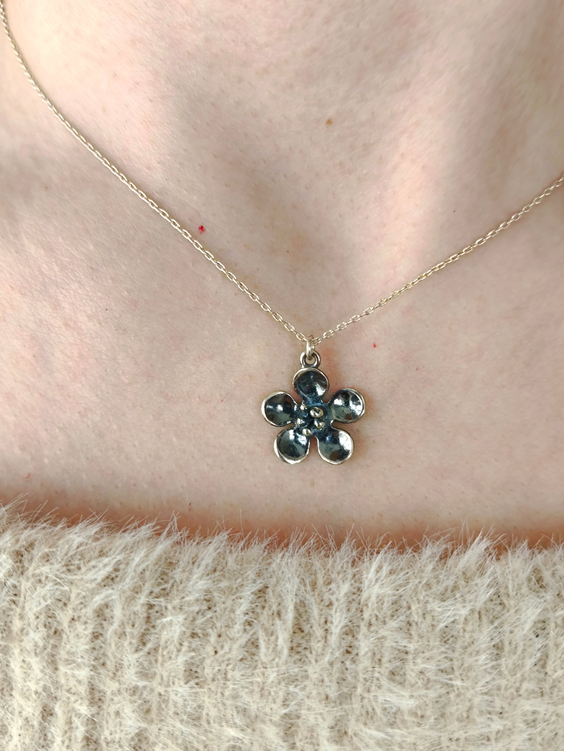 elma çiçeği kolye – doğadan ilham alan 22 ayar altın kaplama ve gümüş tasarım