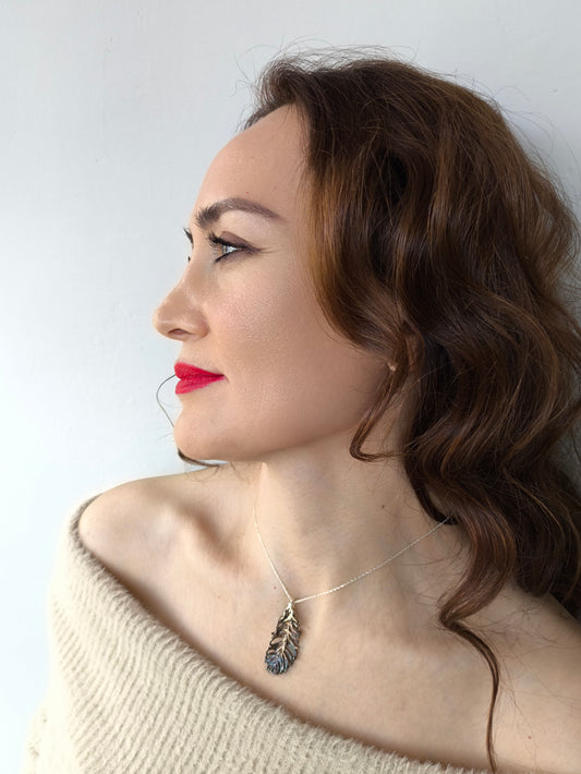 yaprak kolye – 925 ayar gümüş doğayla uyum ve topraklanma sembollü tasarım