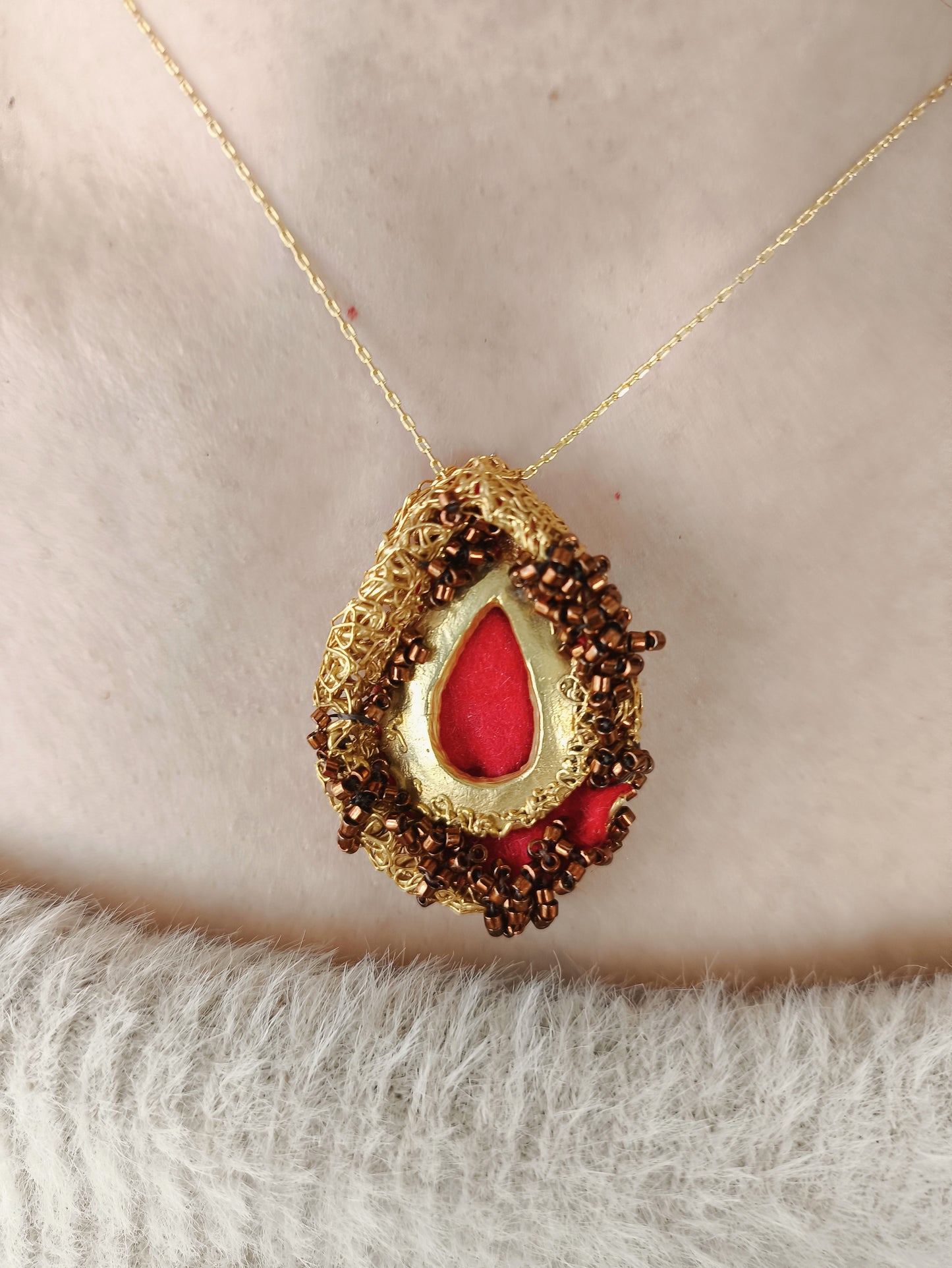 gizemli dream drop kolye – rüyadan ilham alan altın kaplama bronz tasarım