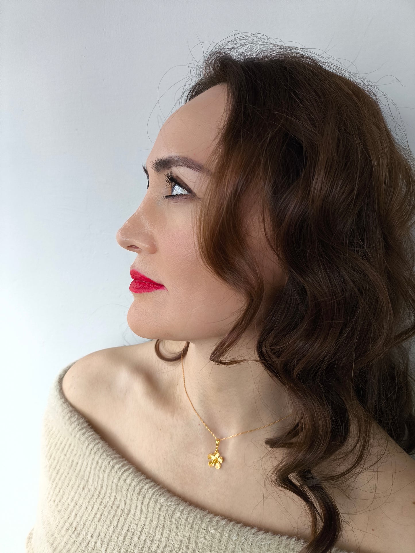 elma çiçeği kolye – doğadan ilham alan 22 ayar altın kaplama ve gümüş tasarım