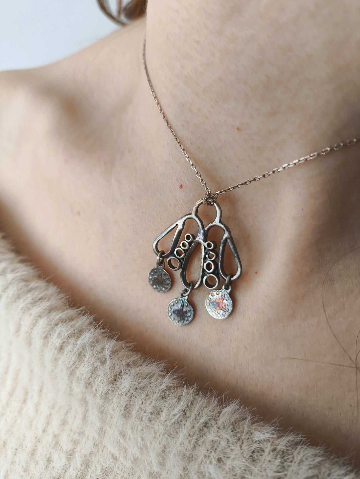 El yapımı gümüş kolye - arı formunda özgürlük temalı takı