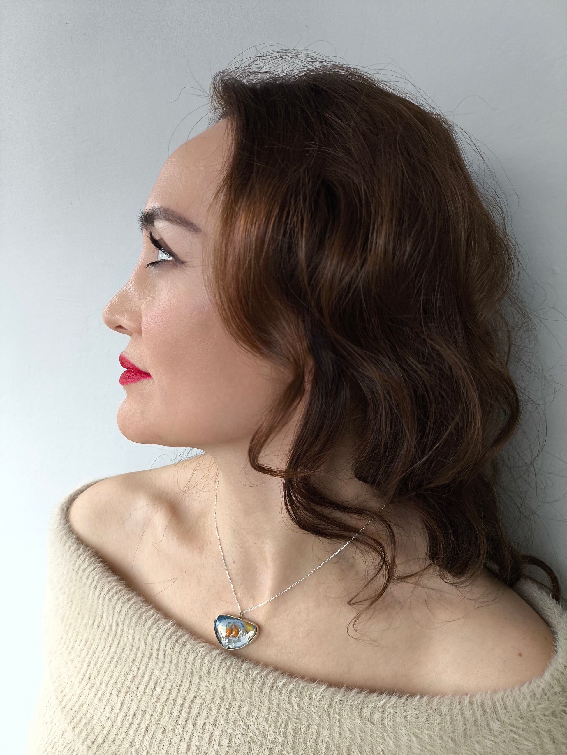 epoksi taşlı mavinin ışığı kolye – çakralara özel anlamlı gümüş tasarım