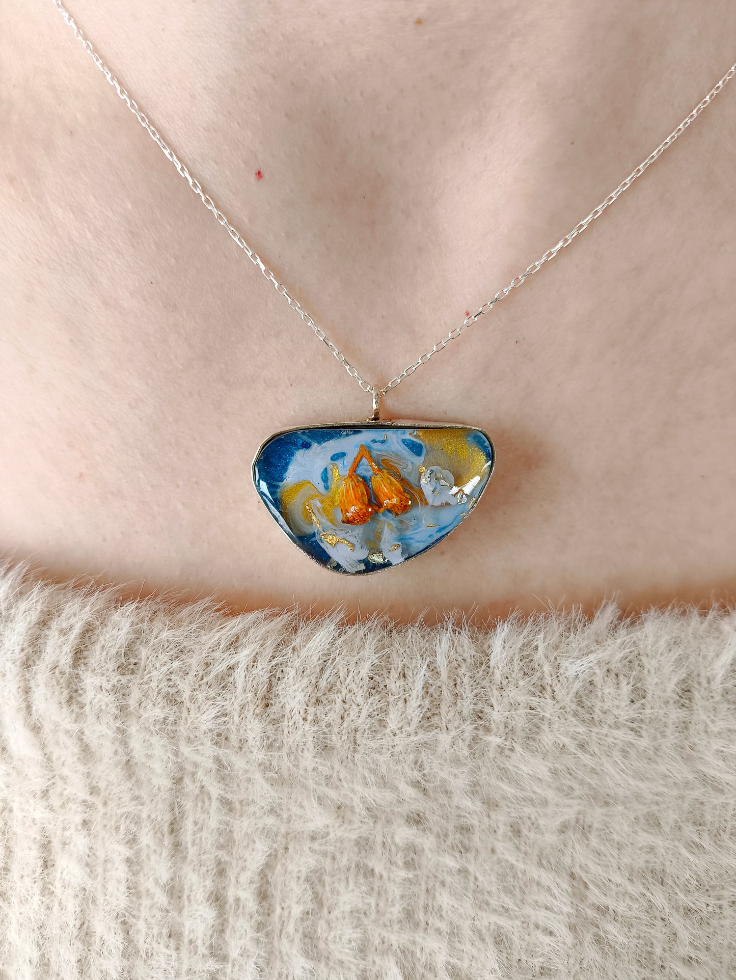 epoksi taşlı mavinin ışığı kolye – çakralara özel anlamlı gümüş tasarım