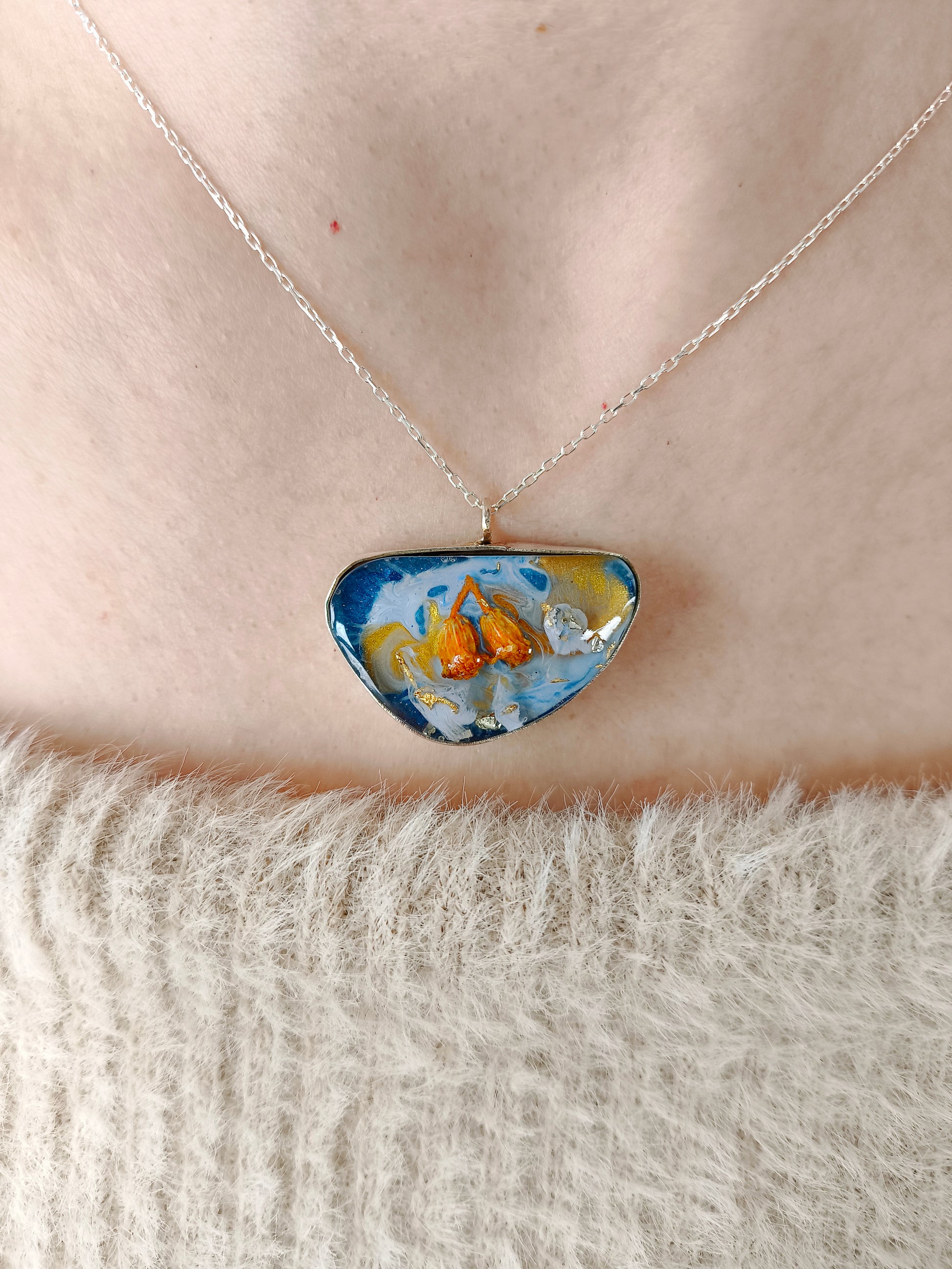 epoksi taşlı mavinin ışığı kolye – çakralara özel anlamlı gümüş tasarım