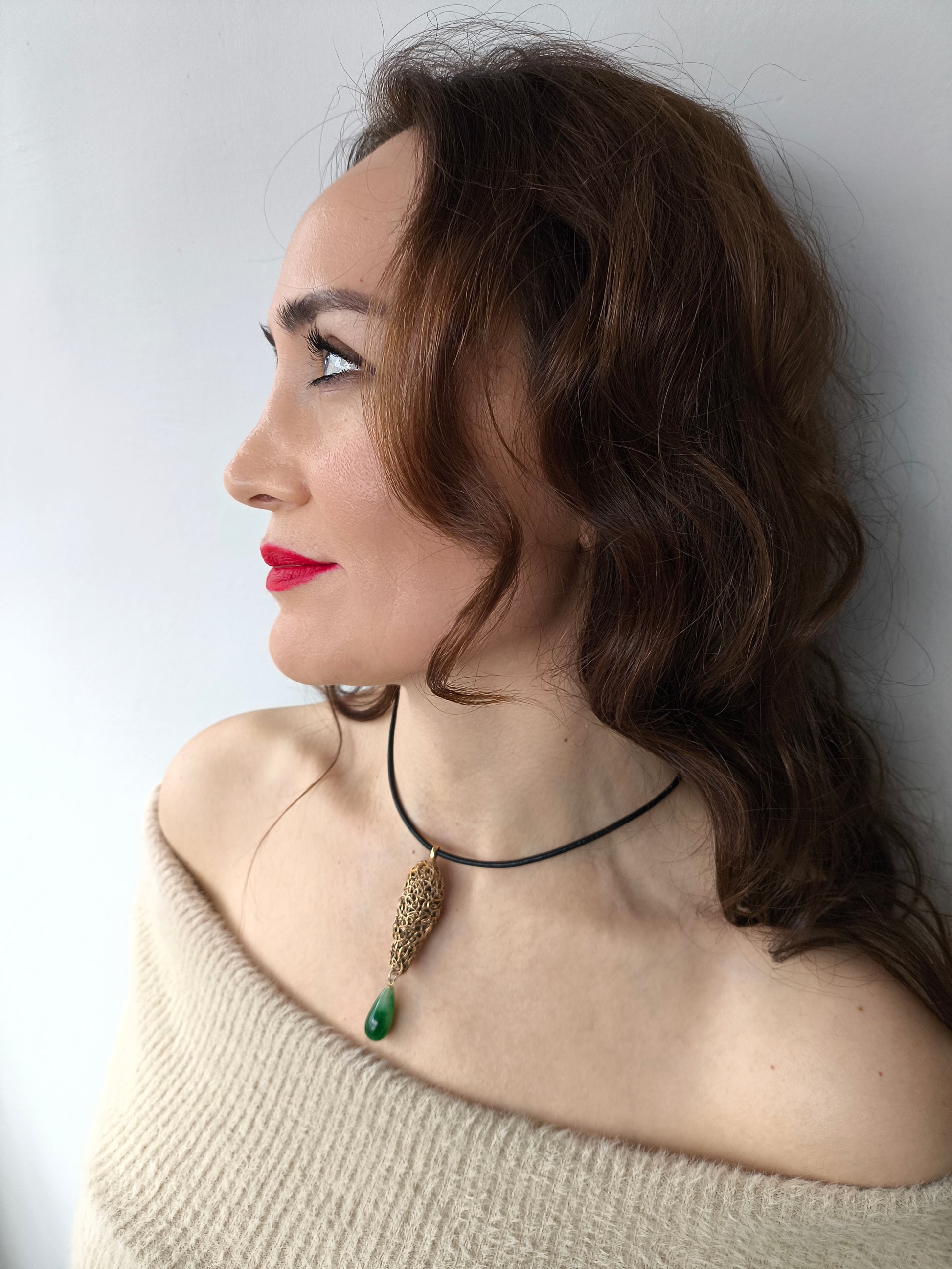 yeşim taşlı sarmal kolye – bronz kolye ucu ve deri kordonlu anlamlı takı