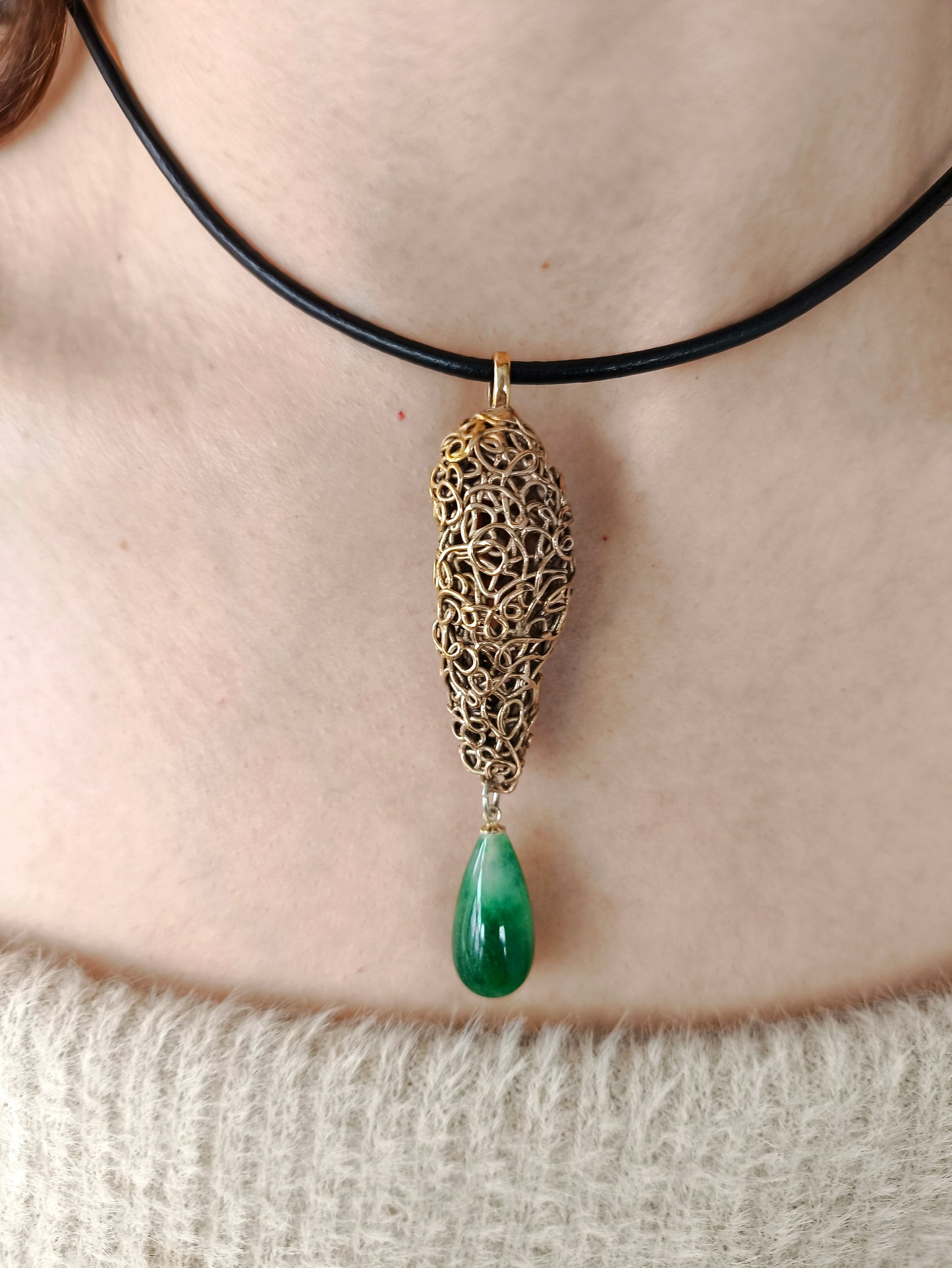 yeşim taşlı sarmal kolye – bronz kolye ucu ve deri kordonlu anlamlı takı