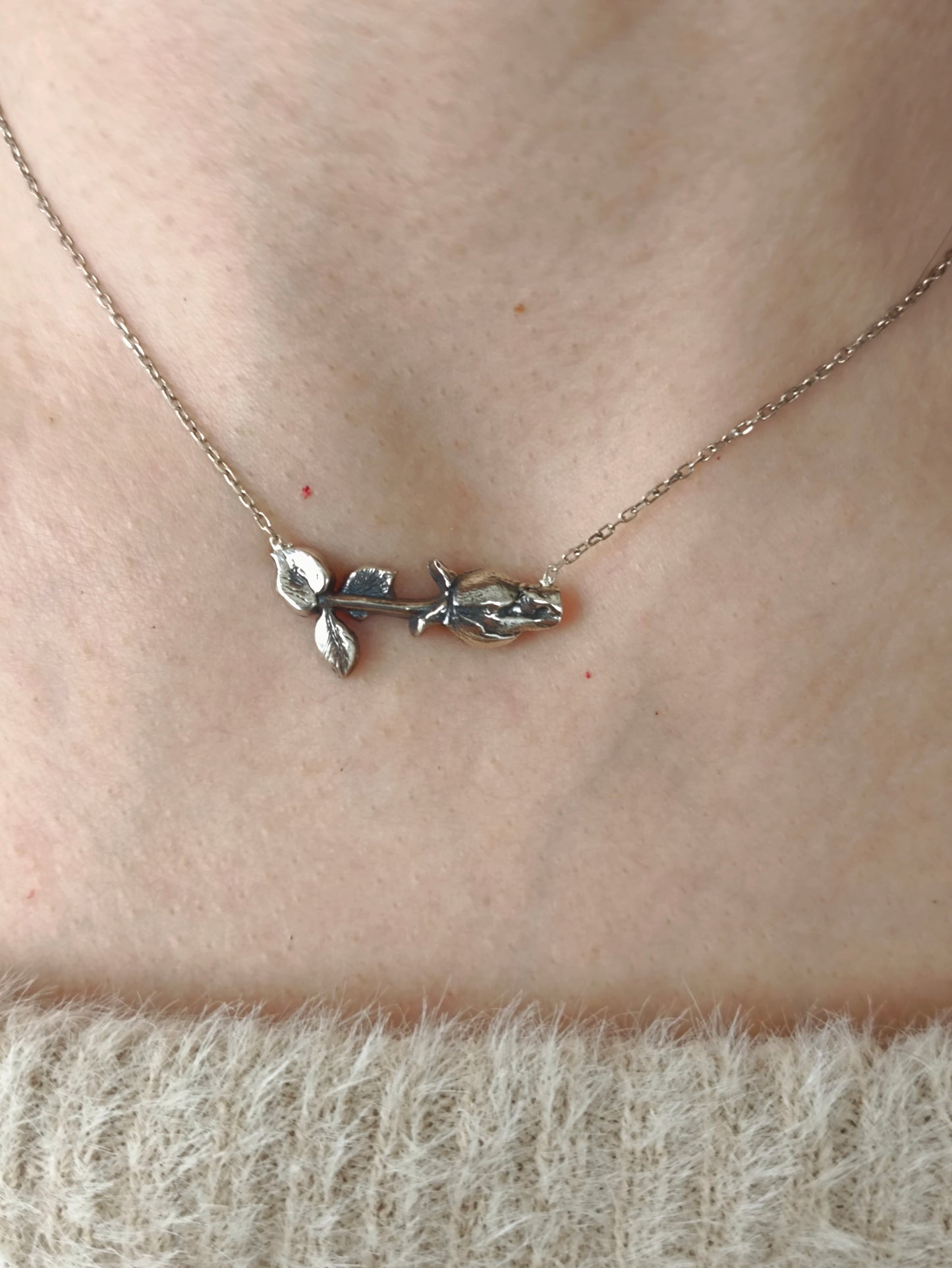 gül kolye – 925 ayar gümüş gonca gül tasarımı potansiyel ve canlılık enerjisi