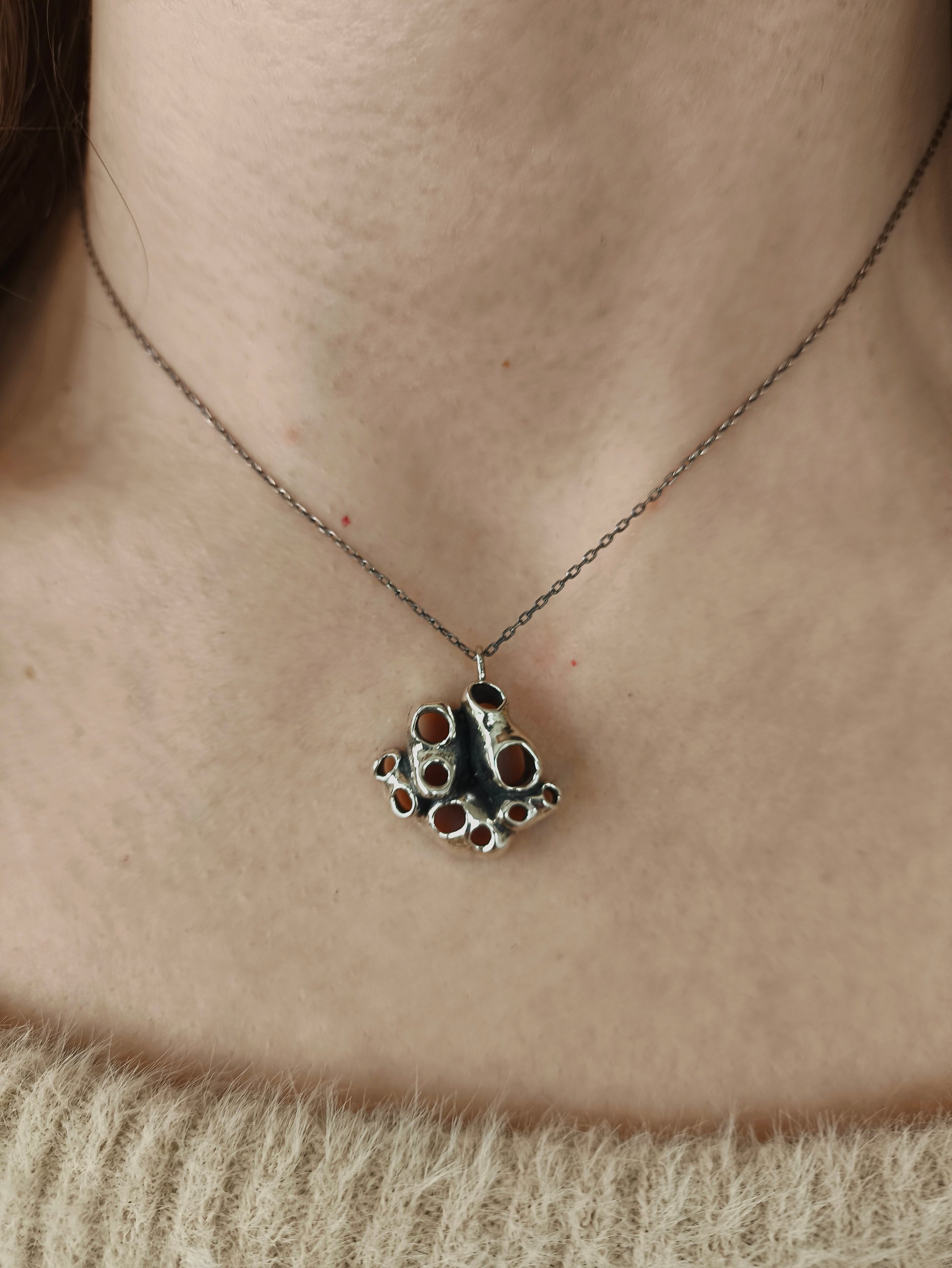 amorf kolye - tulumlulardan ilham alınmış organik formlu gümüş takı