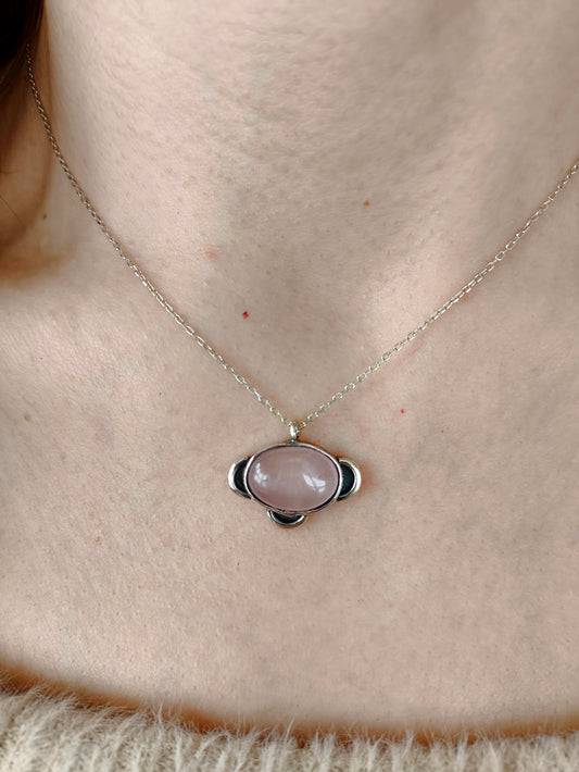 3 yaylı pembe kuvars gümüş kolye – geçmiş şimdi gelecek temalı spiritüel takı