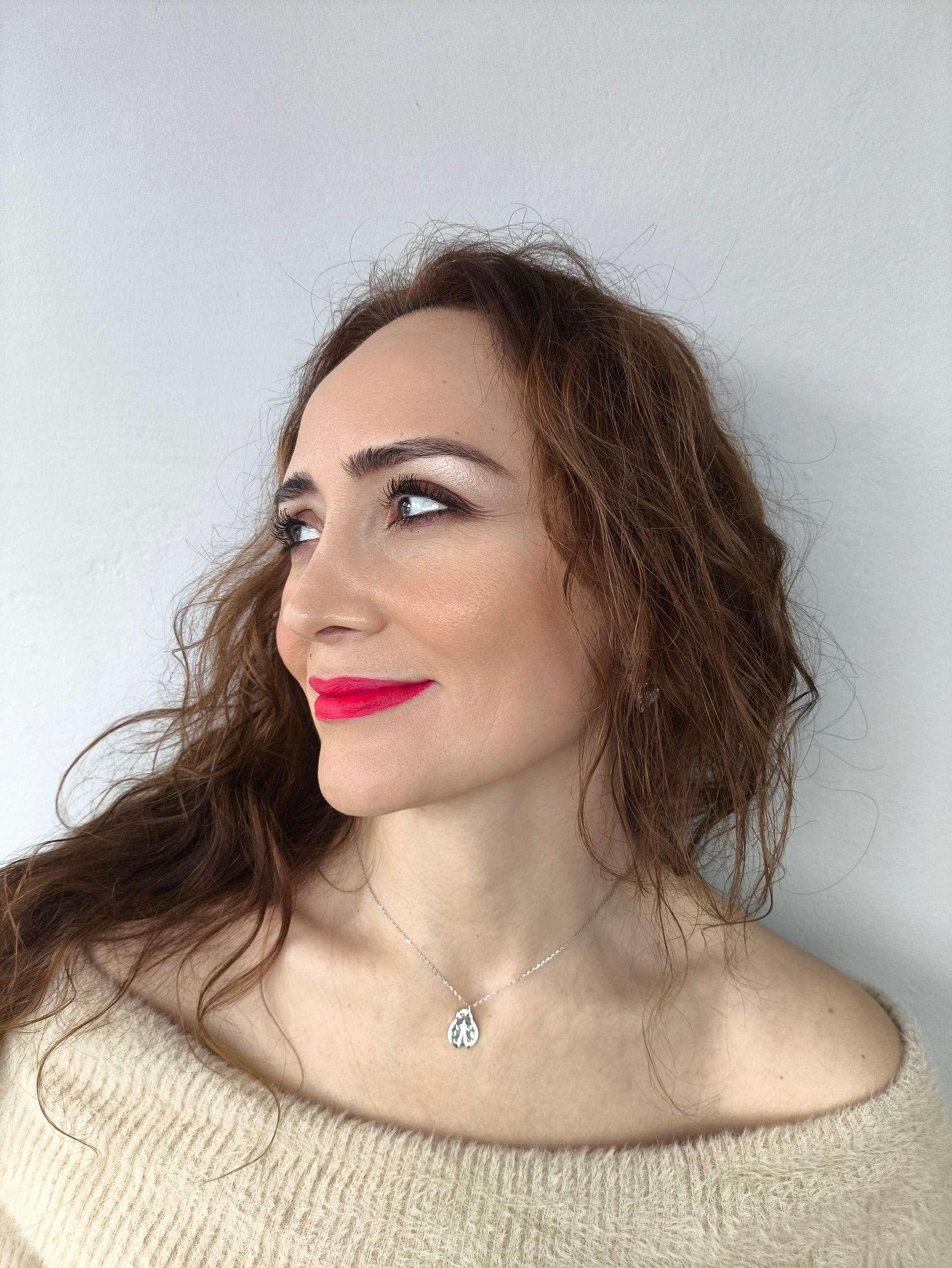 925 ayar gümüş uğur böceği kolye – çocukluk neşesi ve şans temalı takı